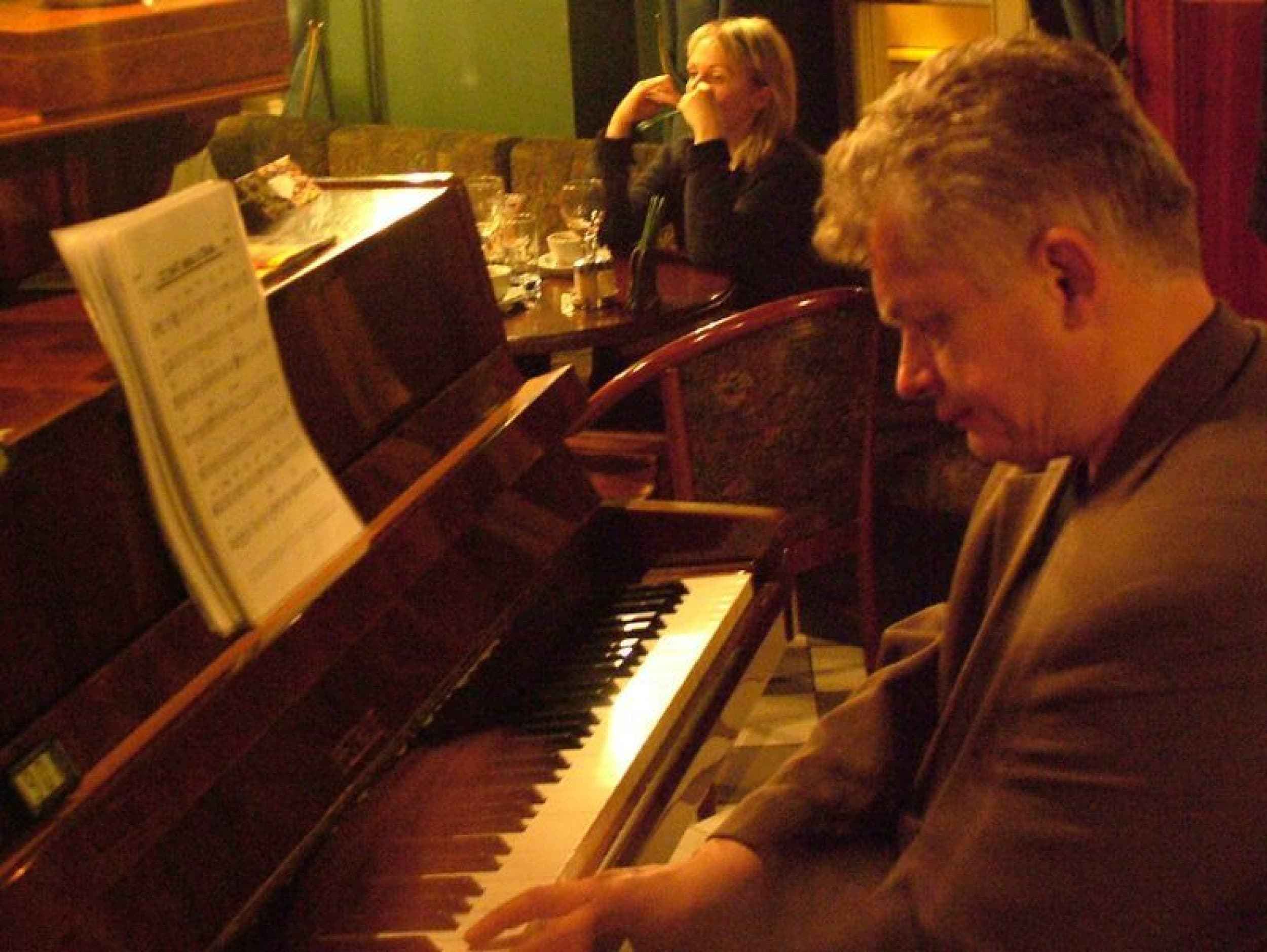 Vakarienė Londono pub'o stiliaus restorane „Markus ir Ko“