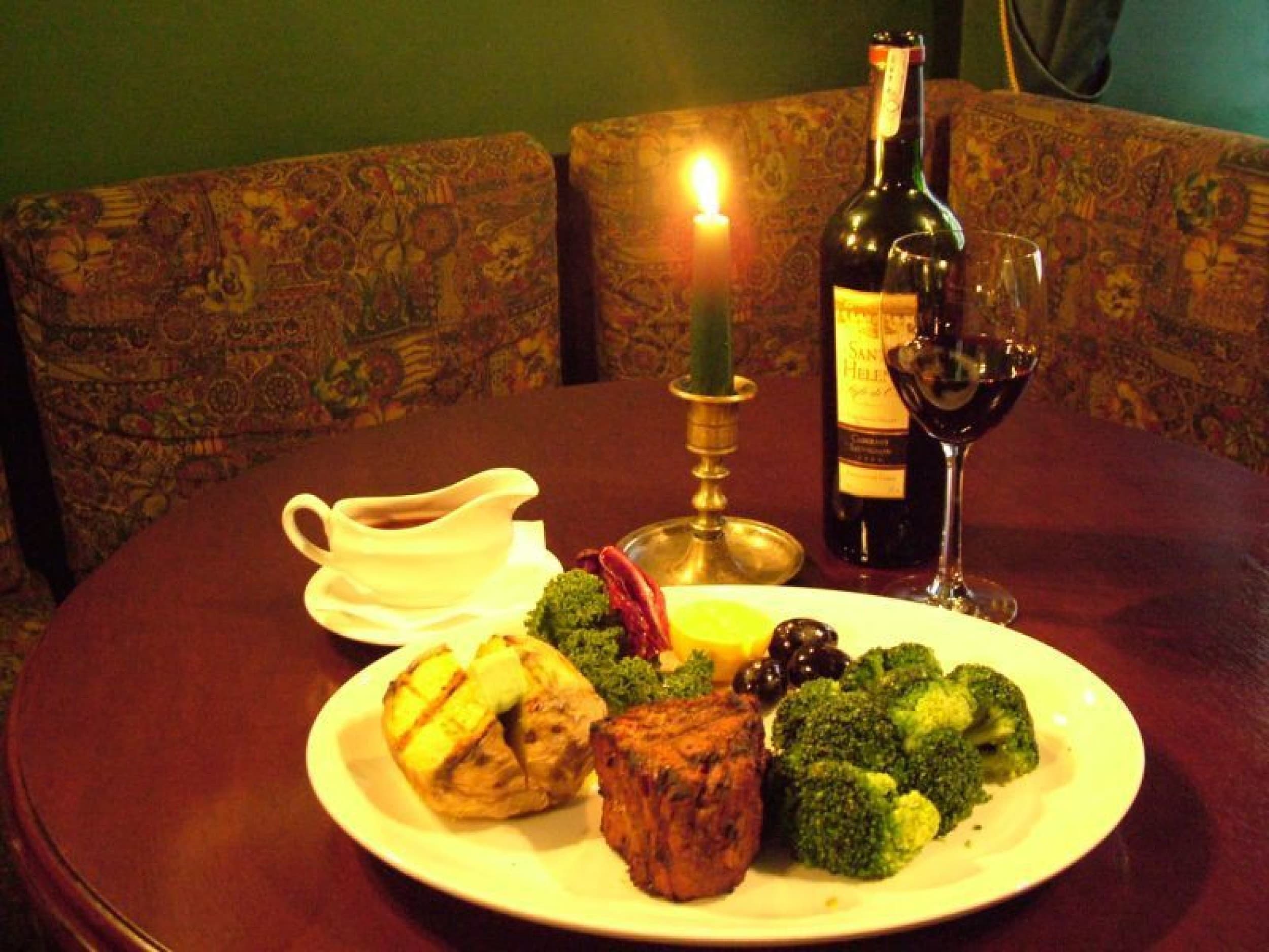 Vakarienė Londono pub'o stiliaus restorane „Markus ir Ko“