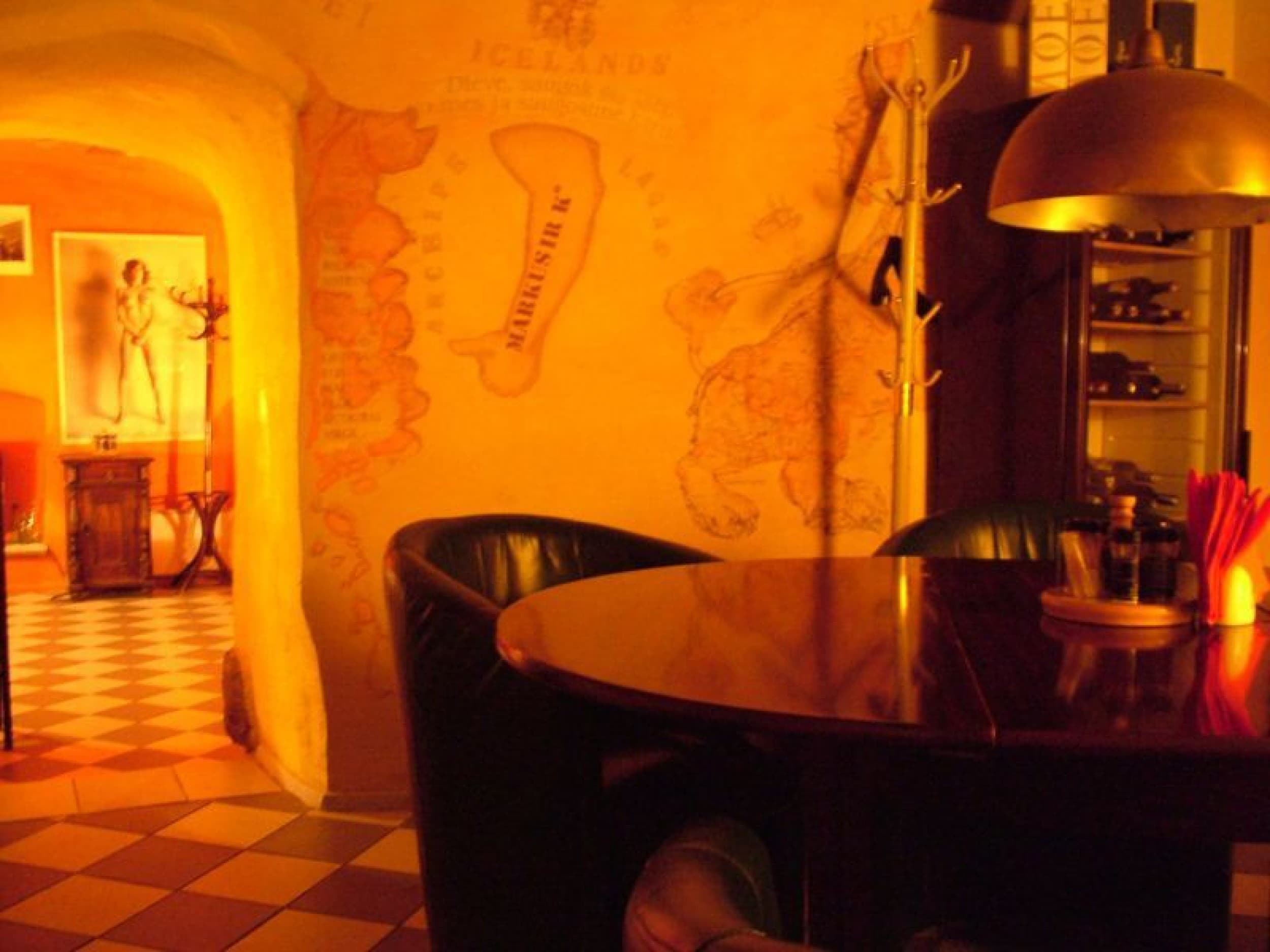 Vakarienė Londono pub'o stiliaus restorane „Markus ir Ko“