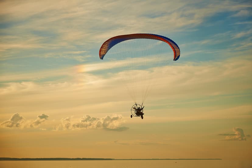 Skrydis motorizuotu parasparniu virš Vilniaus apylinkių
