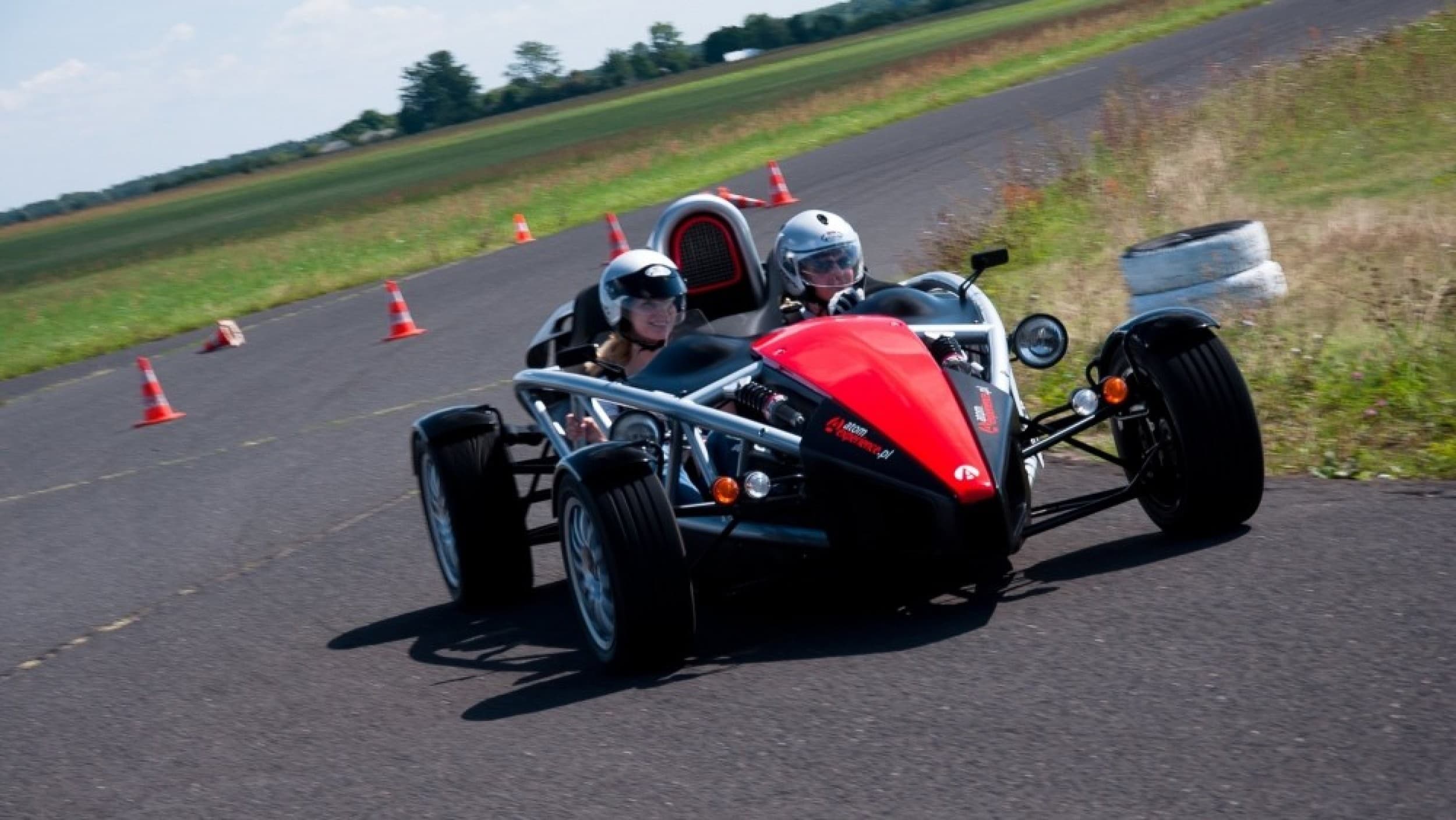 „Ferrari“ prieš „Ariel Atom“ | Laisvalaikio Dovanos