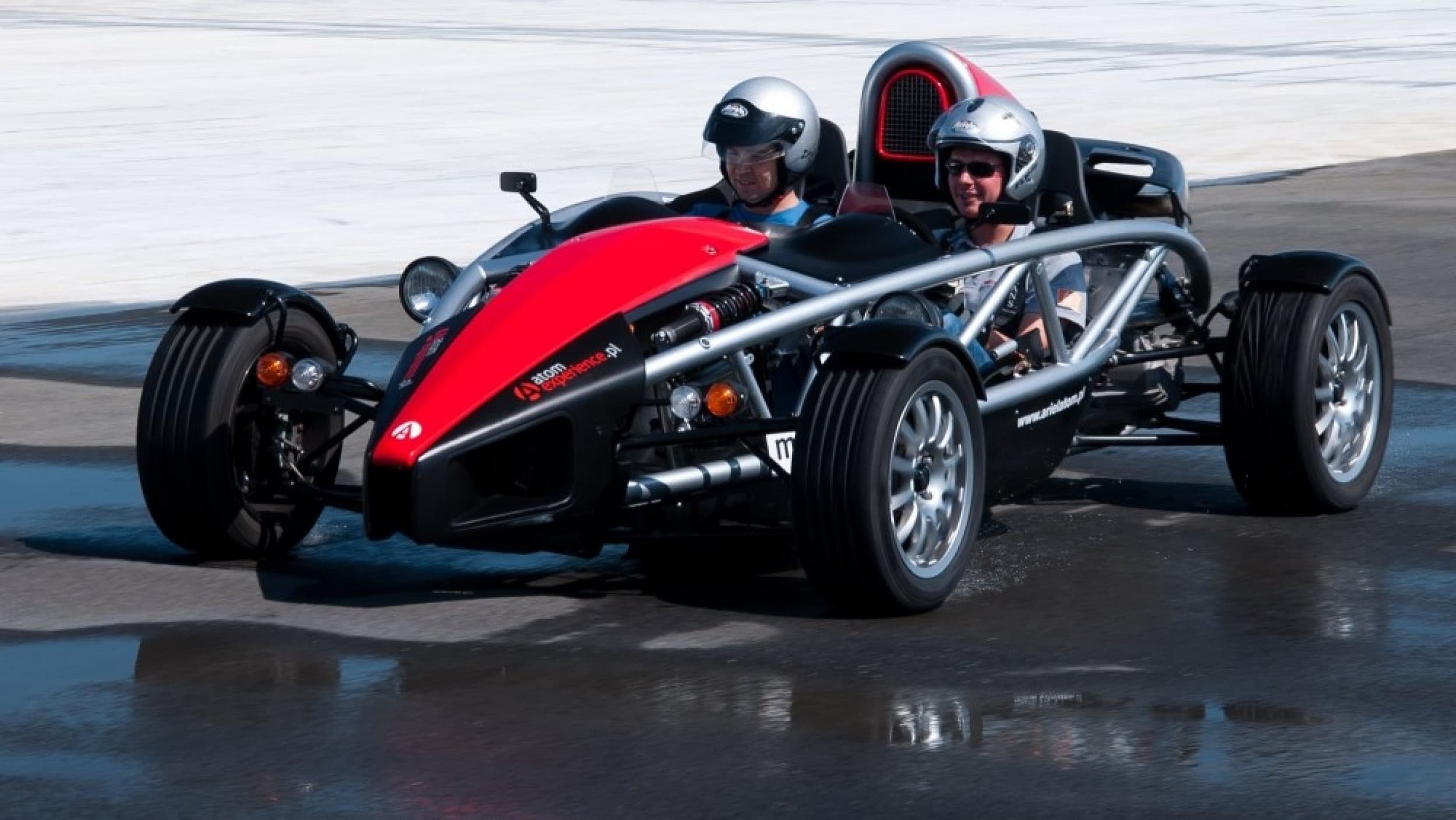 „Ferrari“ prieš „Ariel Atom“ | Laisvalaikio Dovanos