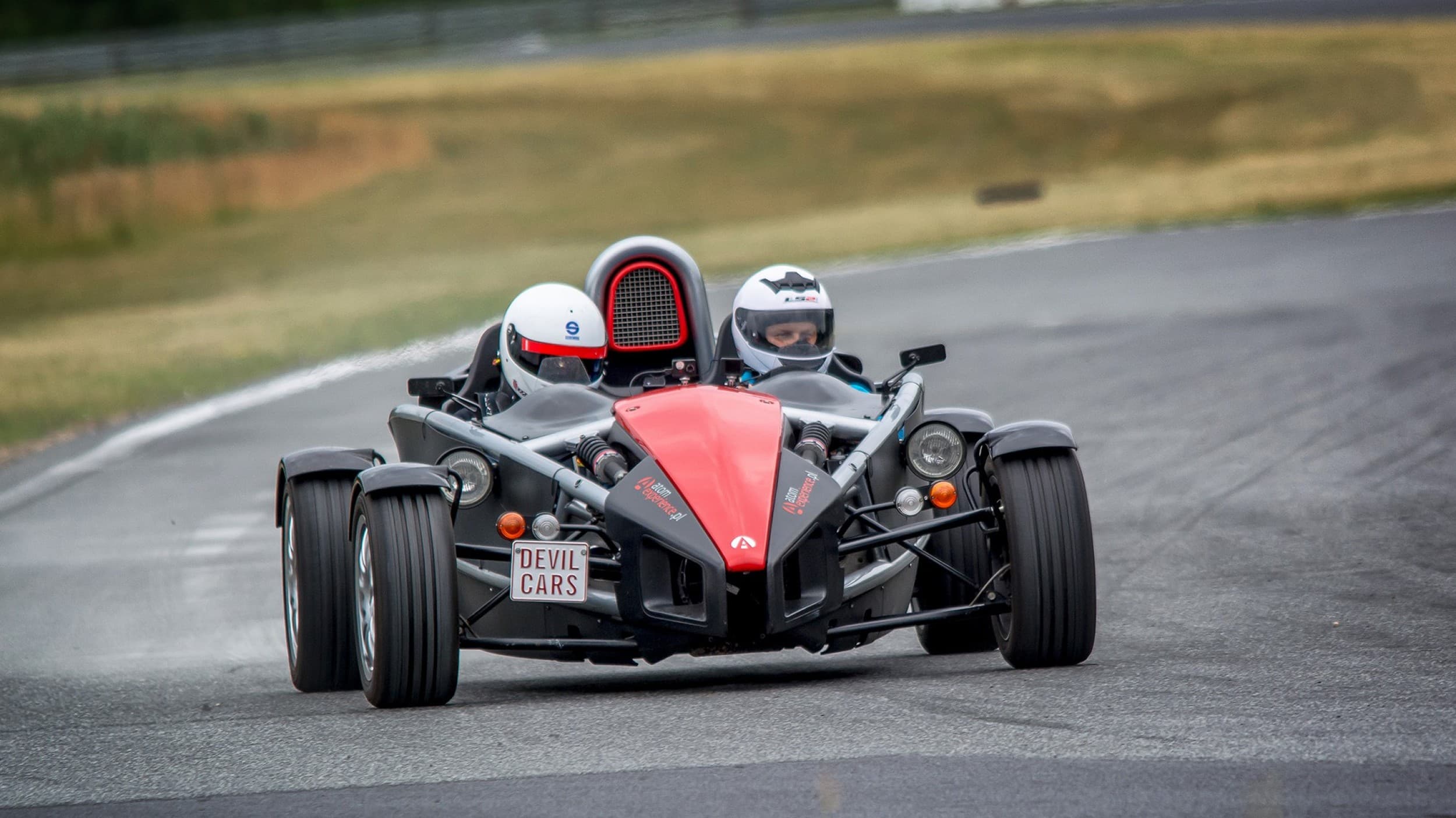 „Ferrari“ prieš „Ariel Atom“ | Laisvalaikio Dovanos