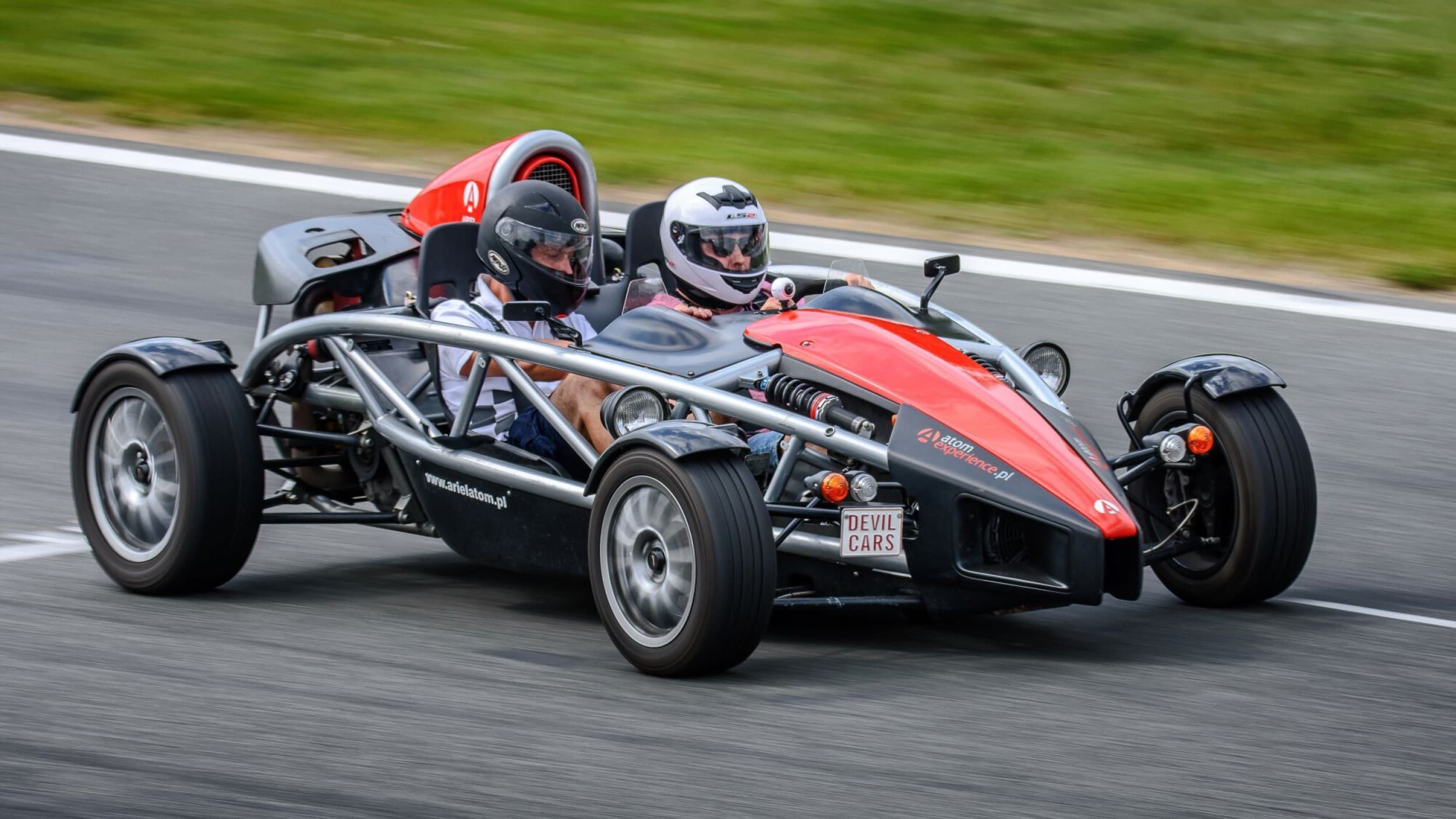 „Ferrari“ prieš „Ariel Atom“ | Laisvalaikio Dovanos