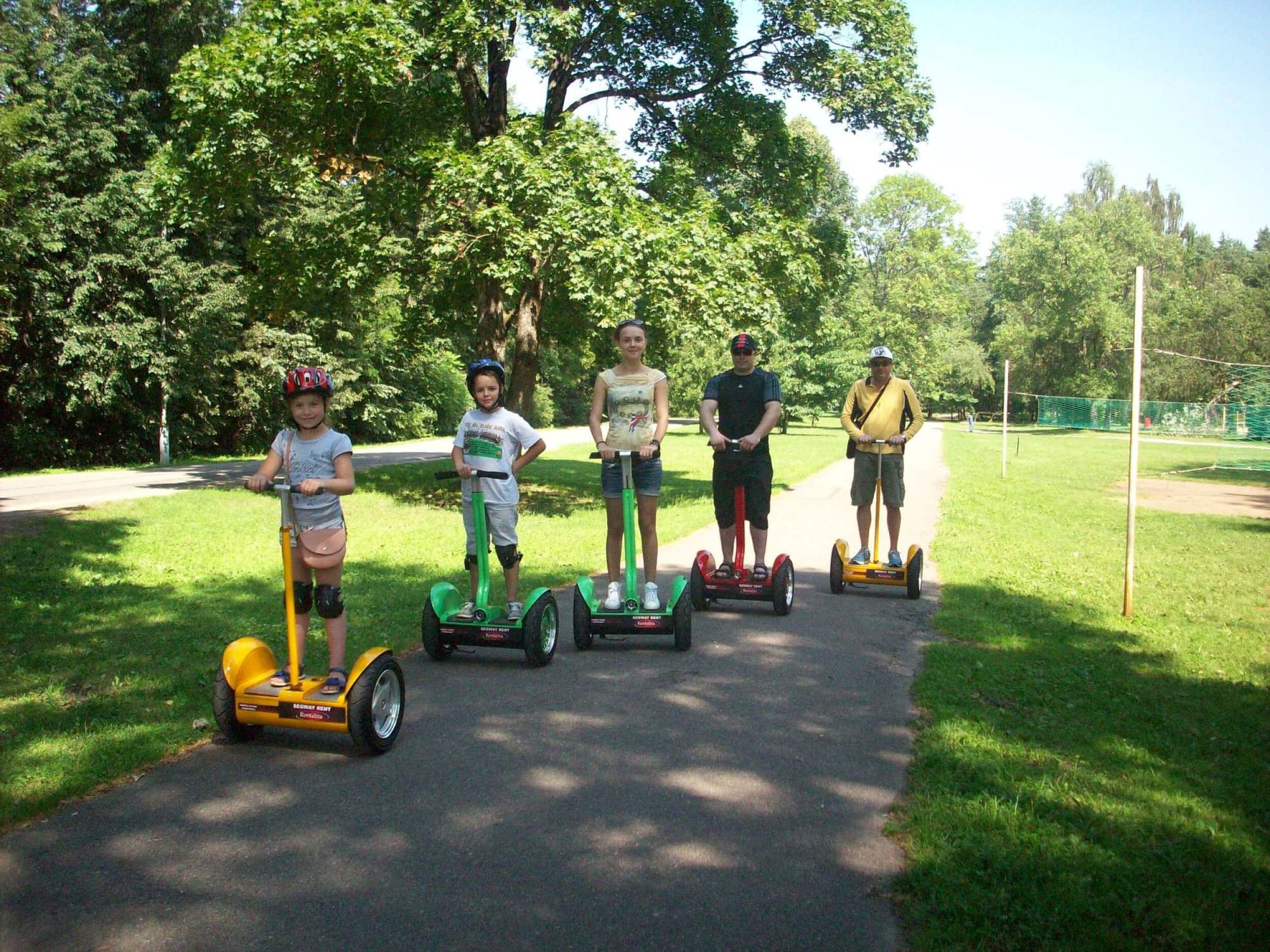 Pasivažinėjimas elektriniais riedžiais Pasakų parke dviem