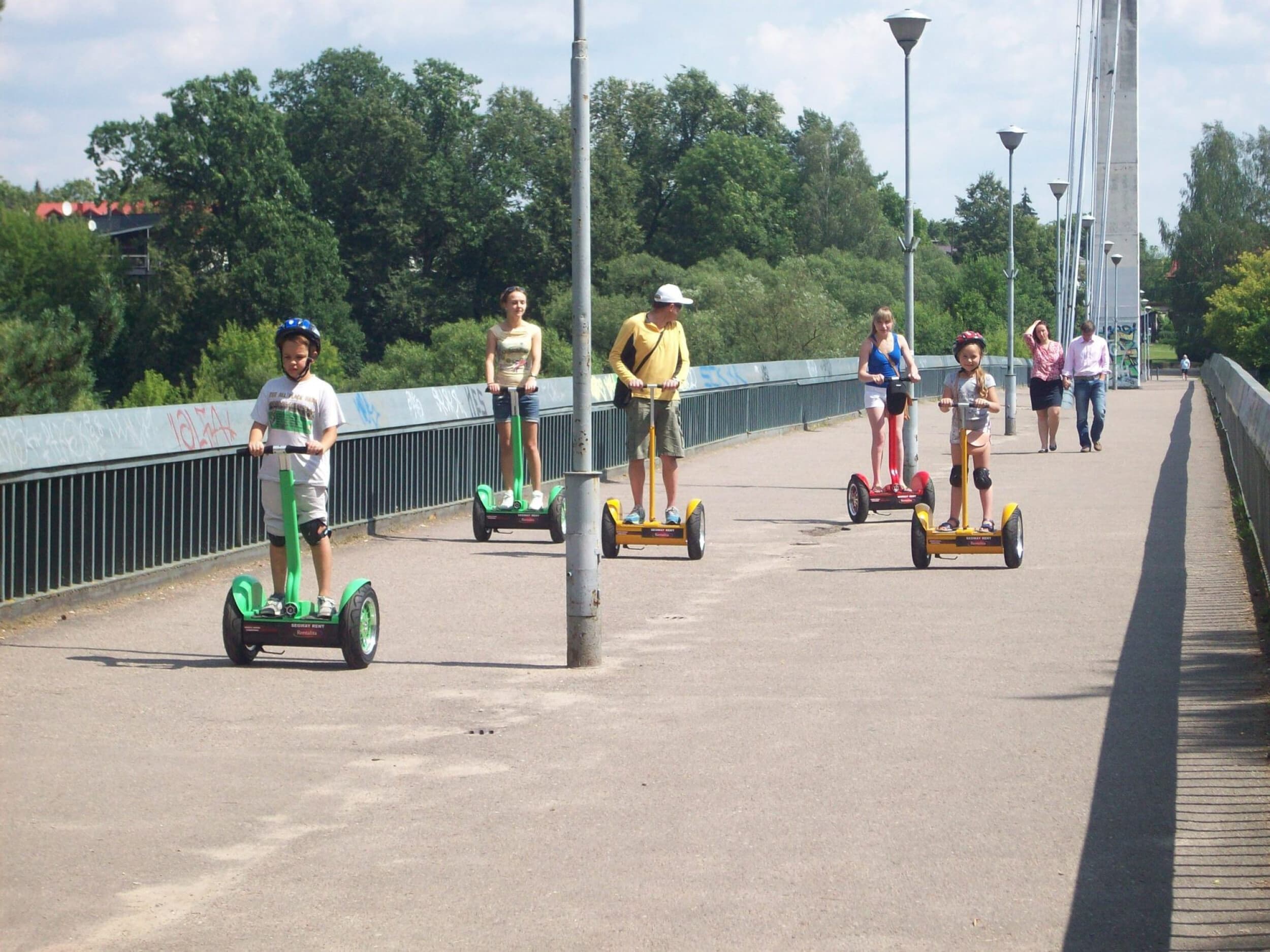Pasivažinėjimas elektriniais riedžiais Pasakų parke dviem