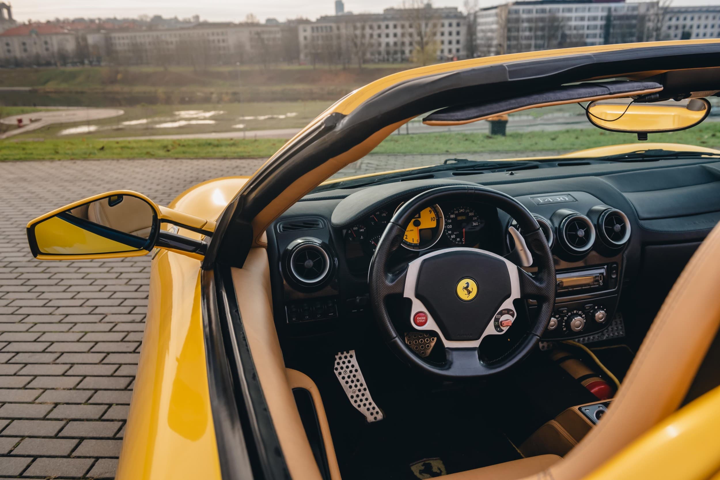 Vairuok Ferrari F430 miesto gatvėse