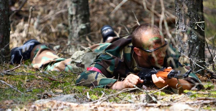 Ekstremalus bernvakaris kariniame poligone