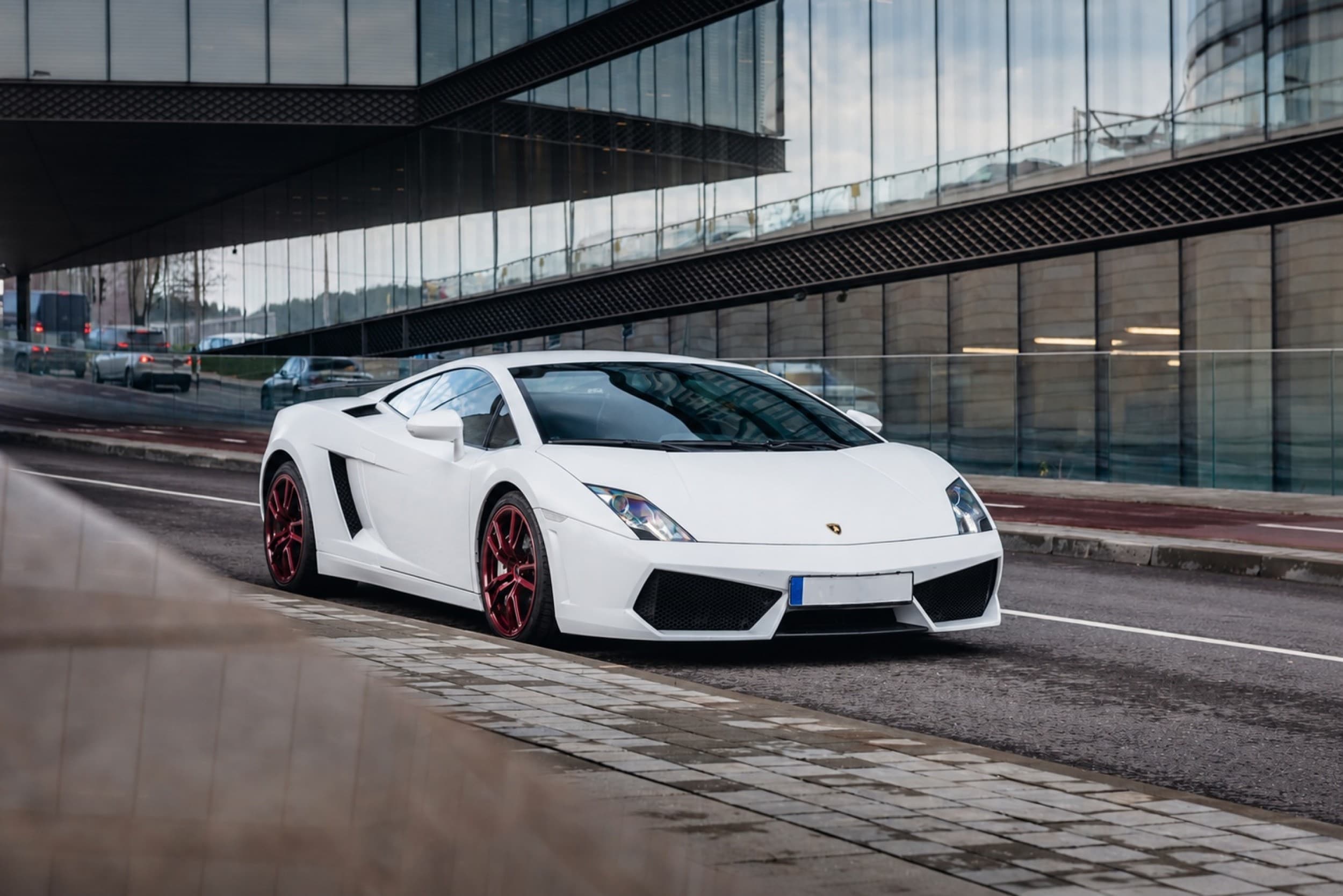 Vairuok Ferrari ir Lamborghini miesto gatvėse