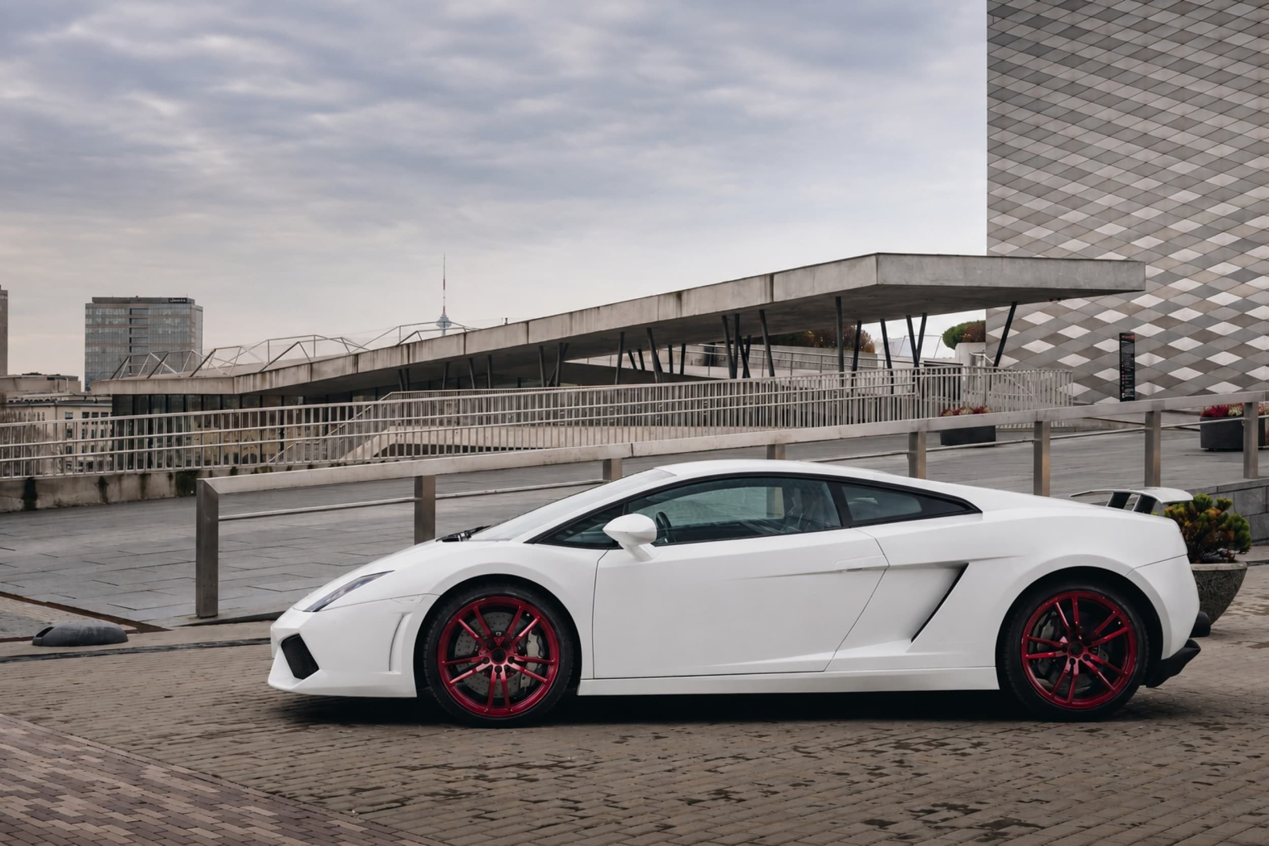 Vairuok Ferrari arba Lamborghini miesto gatvėse