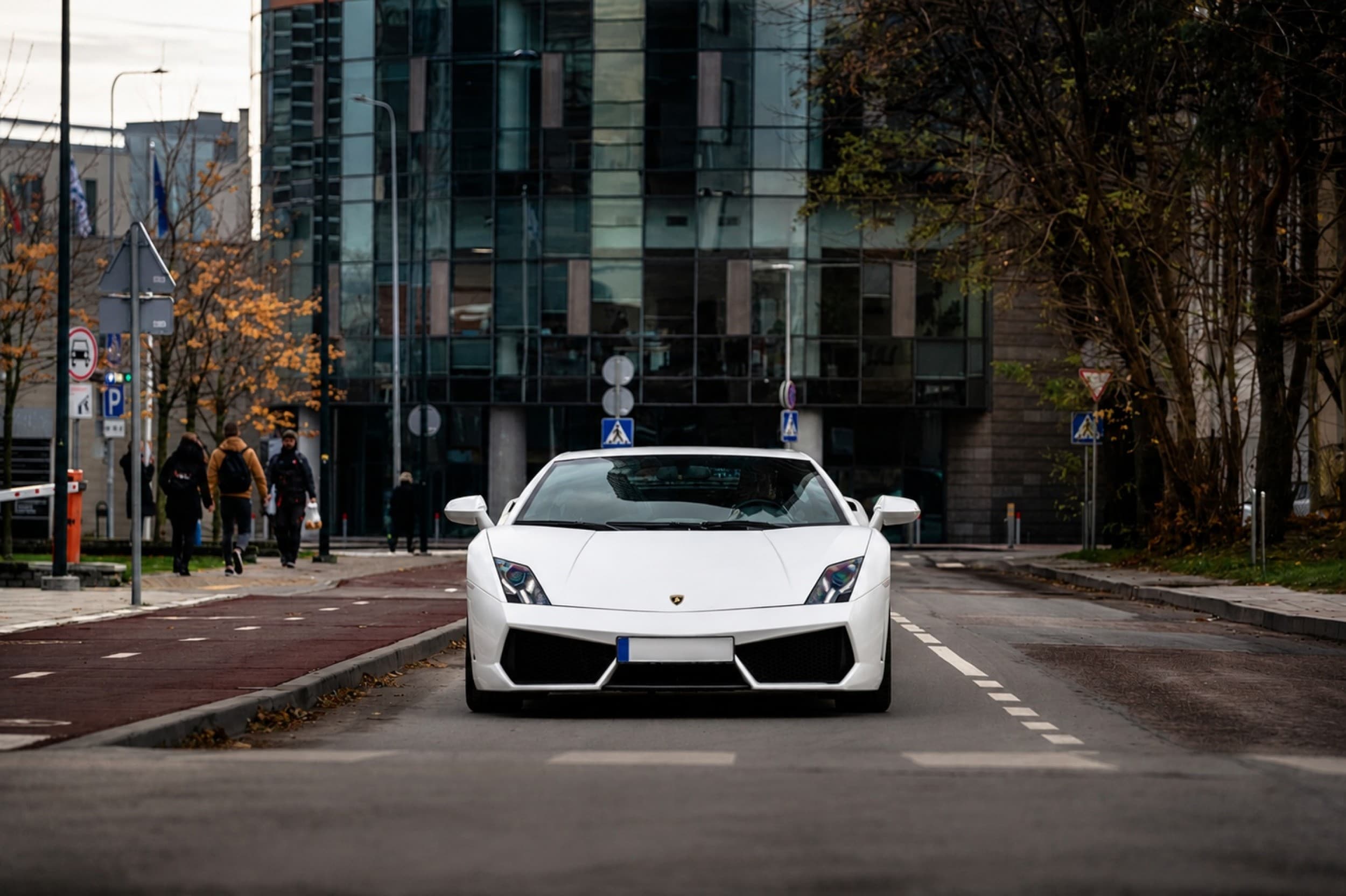 Vairuok Ferrari arba Lamborghini miesto gatvėse
