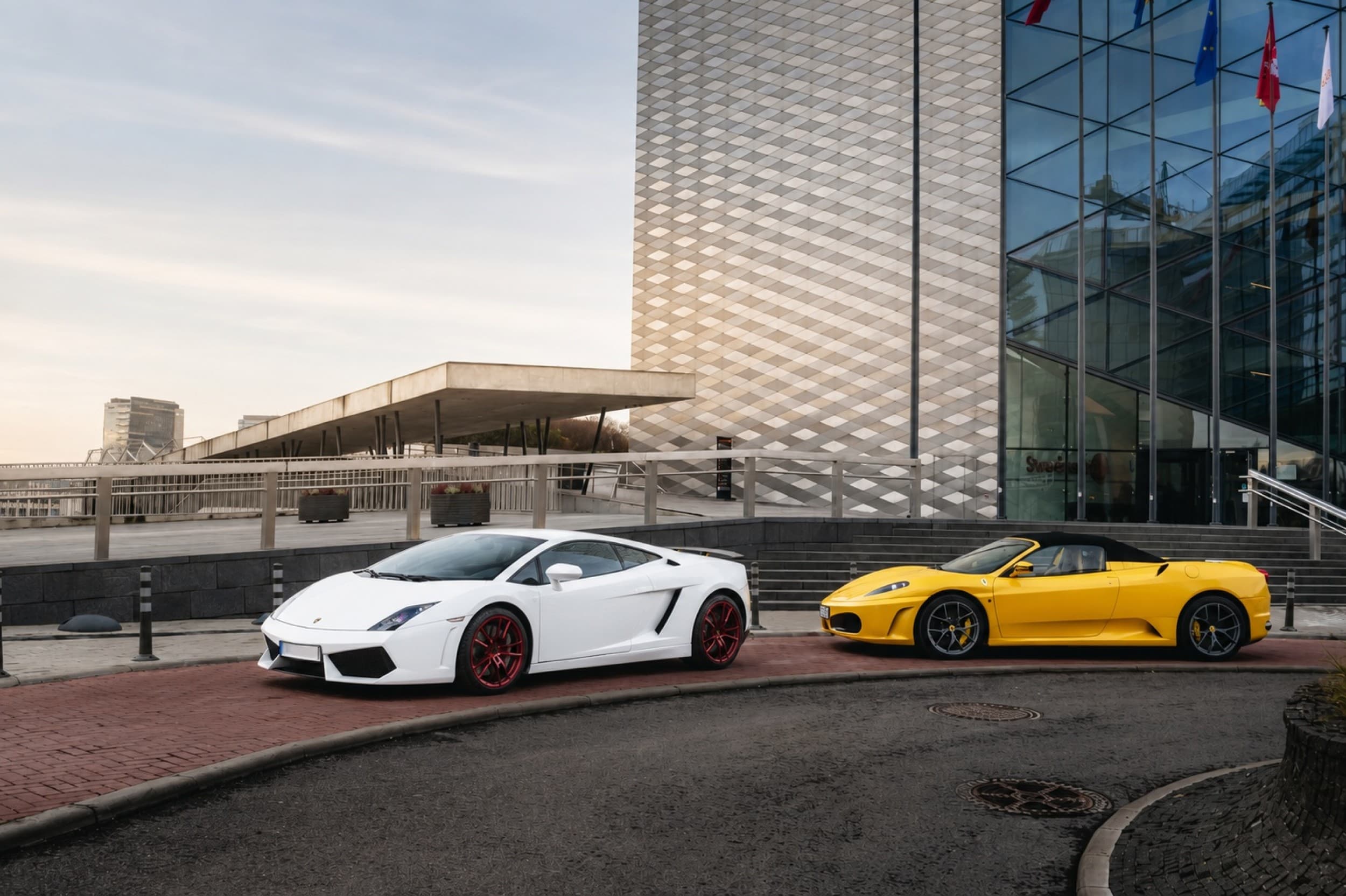 Pasivažinėjimas Ferrari arba Lamborghini miesto gatvėse