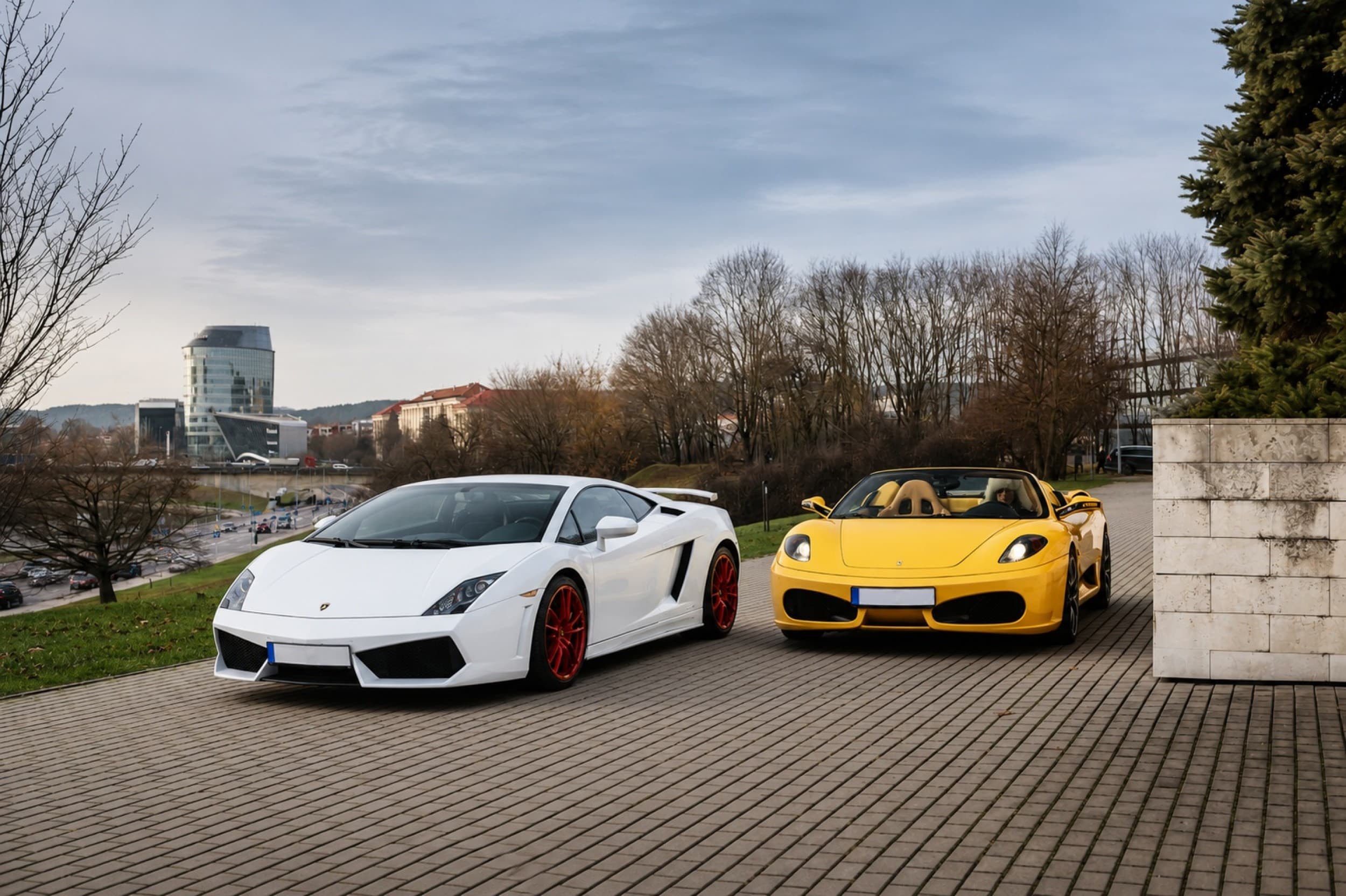 Pasivažinėjimas Ferrari arba Lamborghini miesto gatvėse