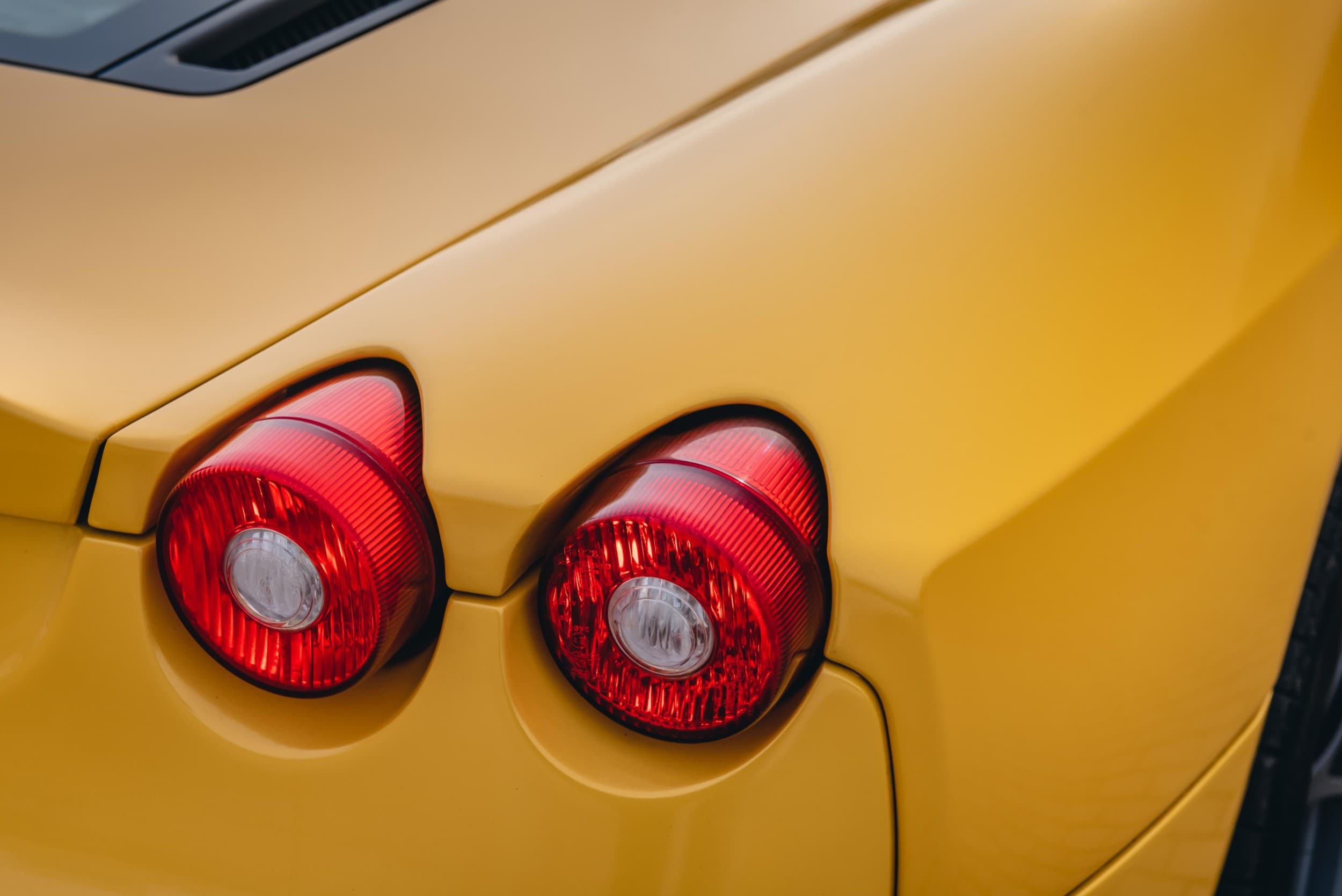 Pasivažinėjimas Ferrari arba Lamborghini miesto gatvėse | Laisvalaikio Dovanos
