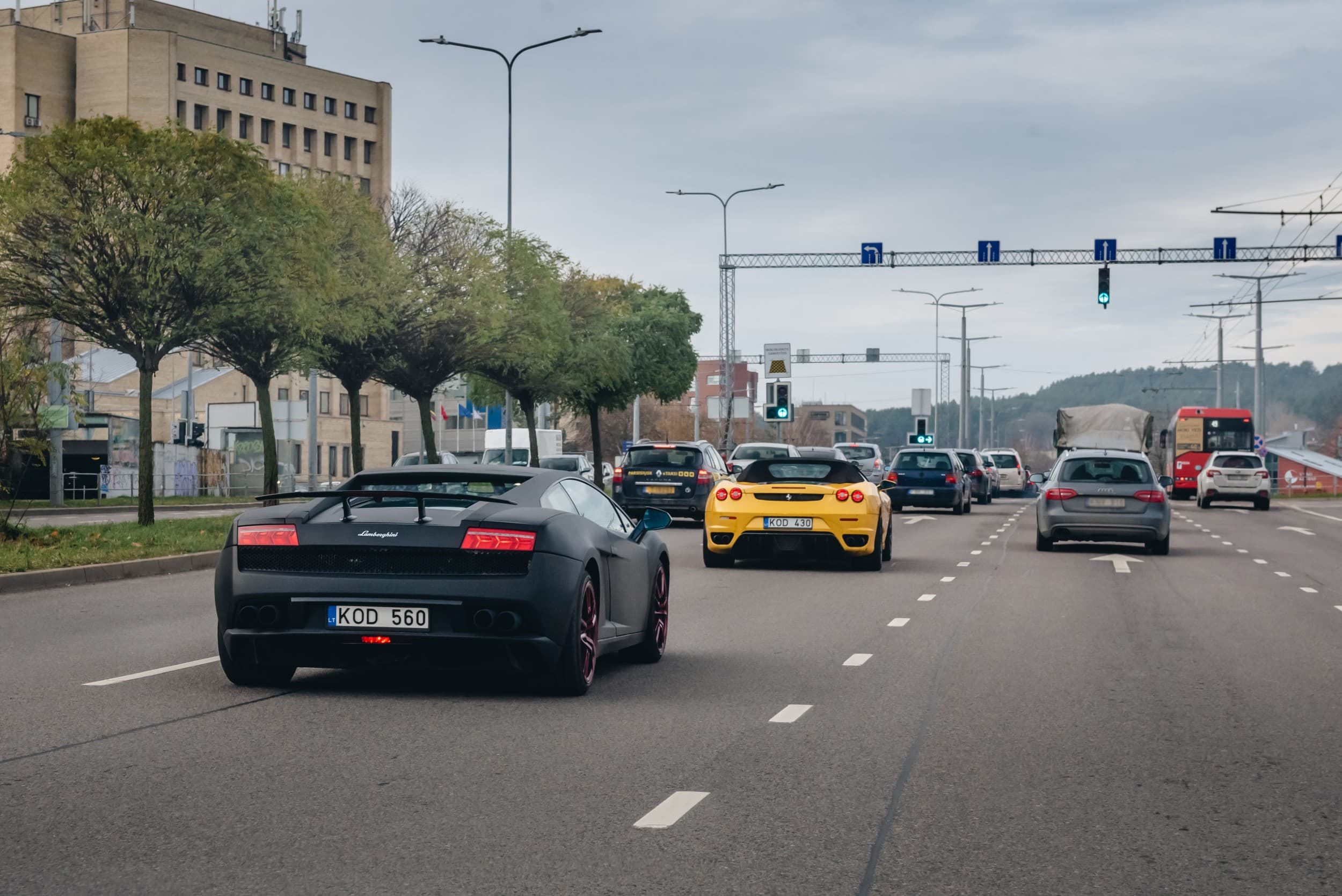 Pasivažinėjimas Ferrari arba Lamborghini miesto gatvėse | Laisvalaikio Dovanos