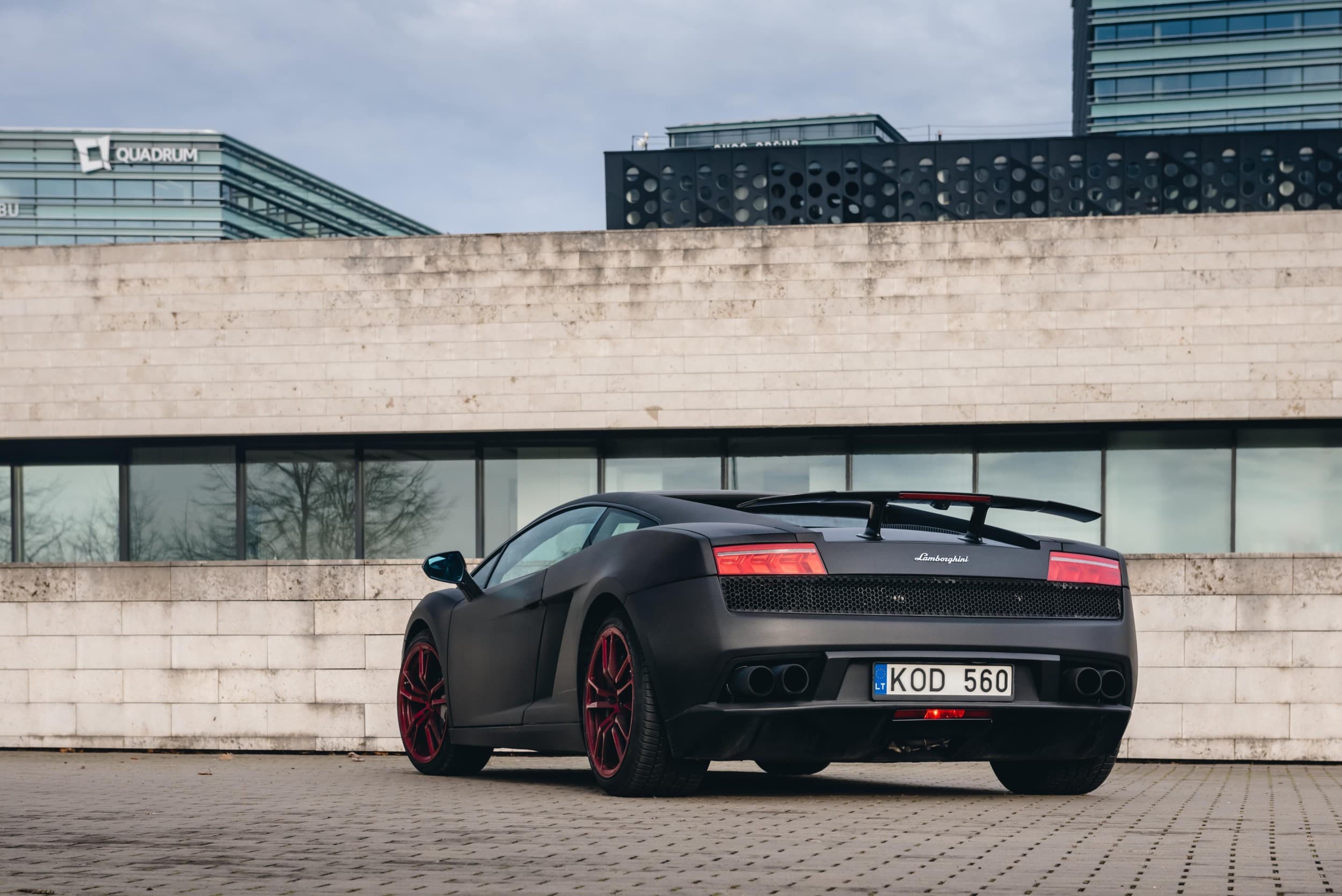 Pasivažinėjimas Ferrari arba Lamborghini miesto gatvėse | Laisvalaikio Dovanos