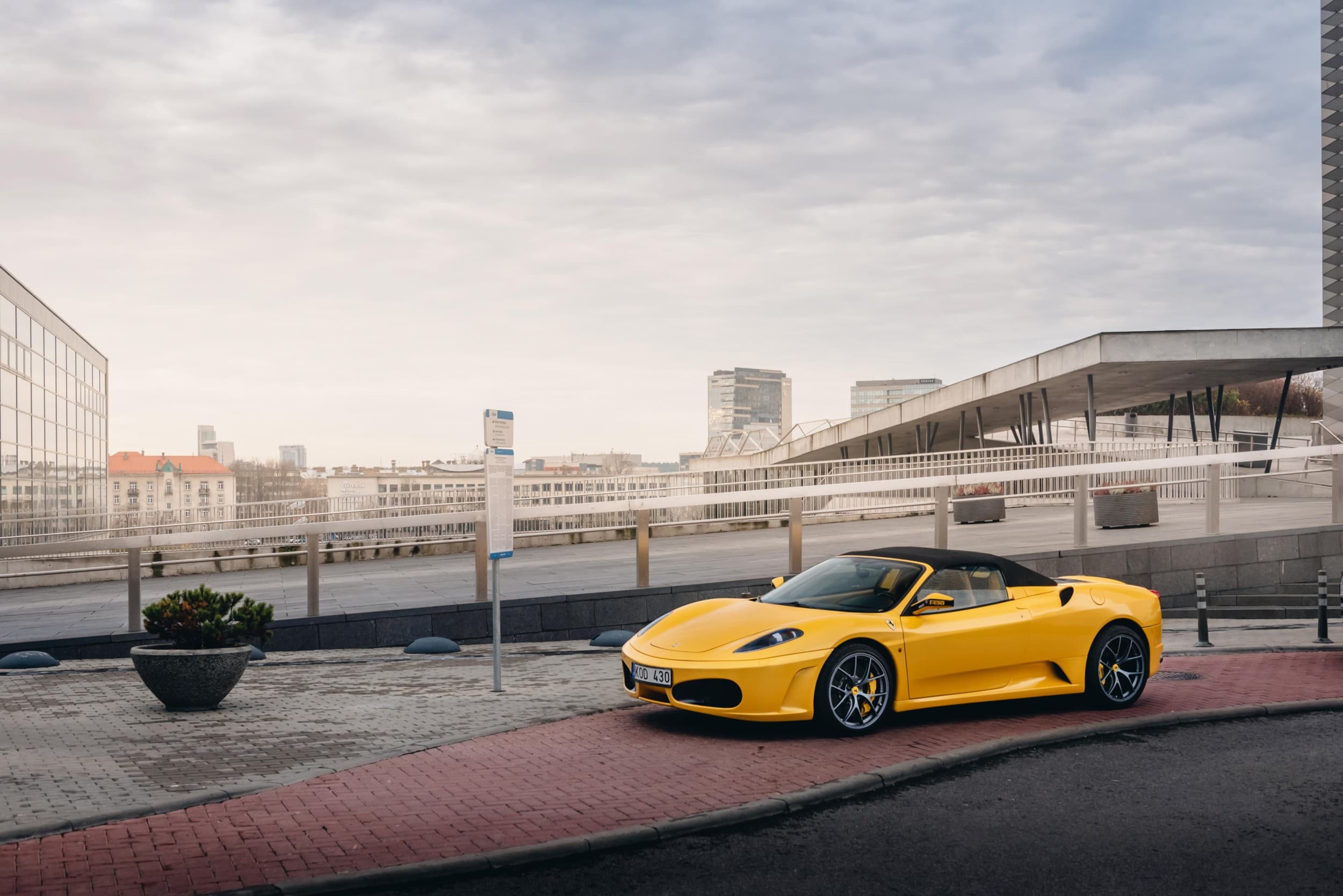 Pasivažinėjimas Ferrari arba Lamborghini miesto gatvėse | Laisvalaikio Dovanos