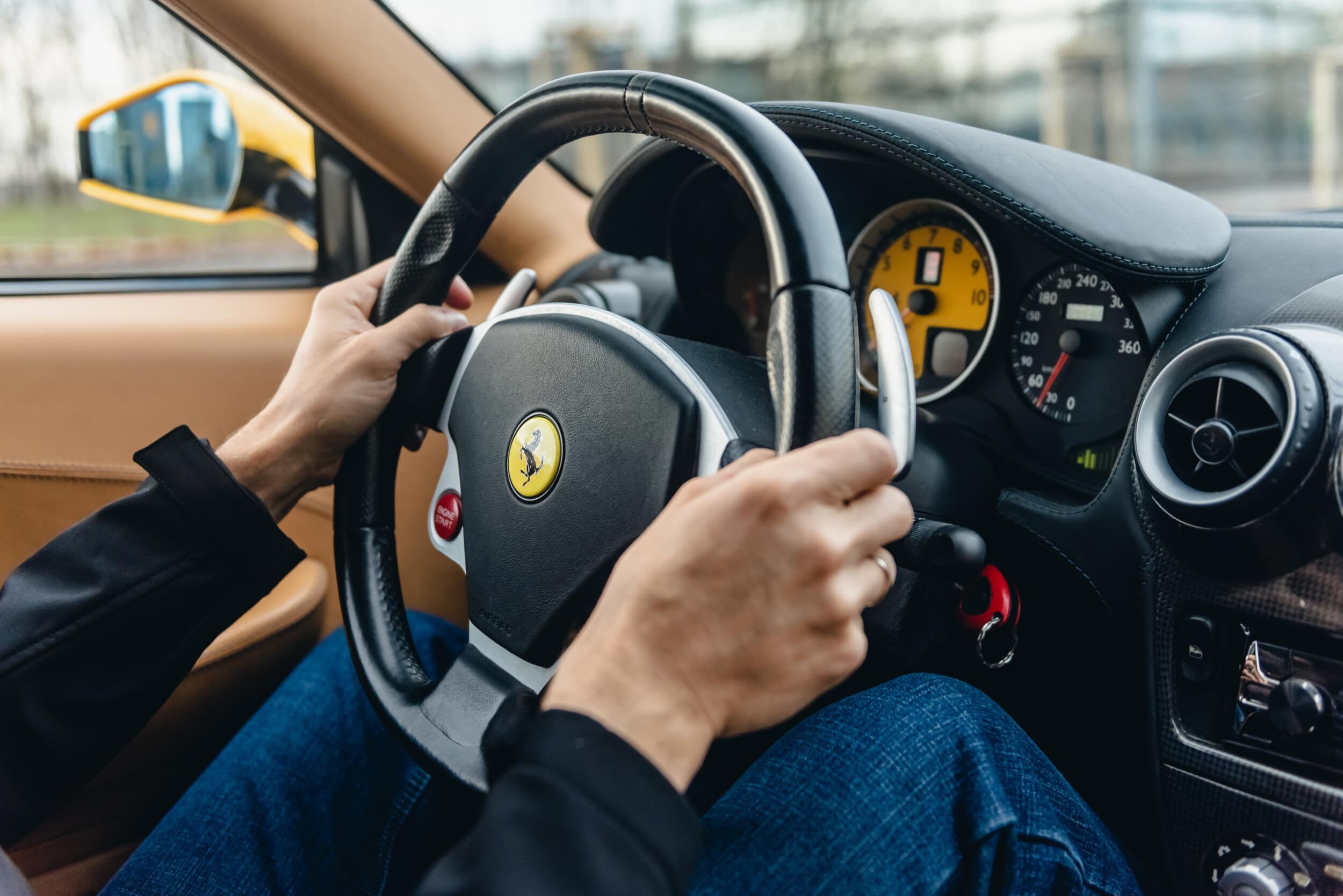 Pasivažinėjimas Ferrari arba Lamborghini miesto gatvėse | Laisvalaikio Dovanos