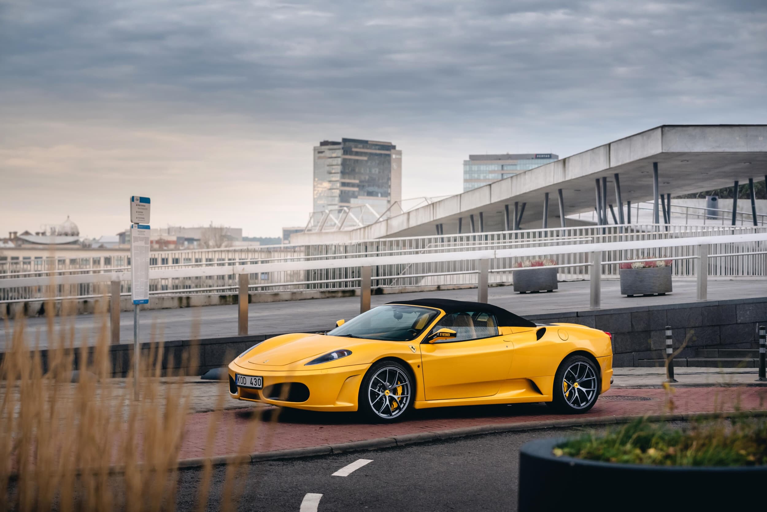 VIP Ferrari F430 vairavimas miesto gatvėse 