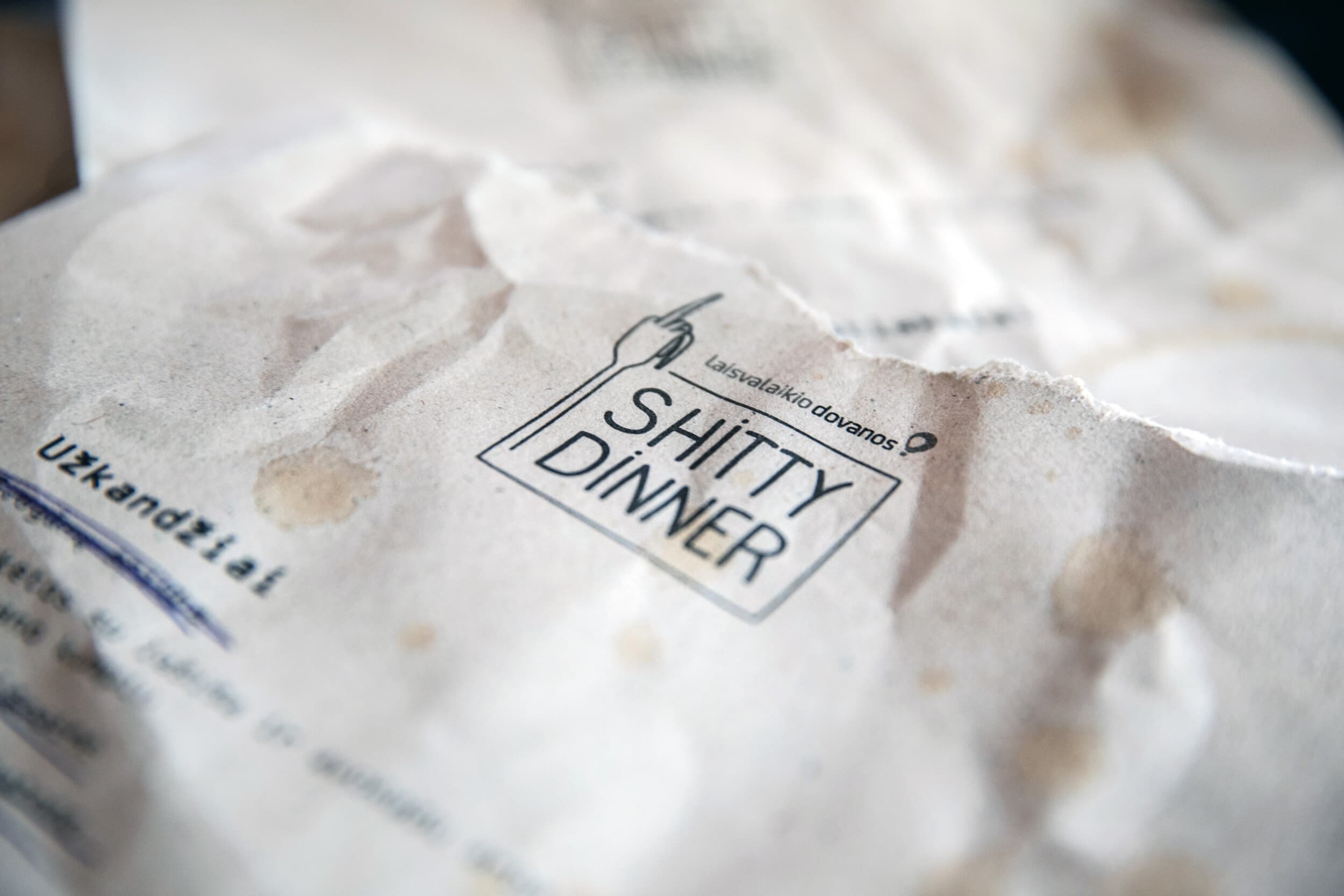 Komiškas šou ir vakarienė „Shitty Dinner“ Vilniuje 1 asm. | Laisvalaikio Dovanos
