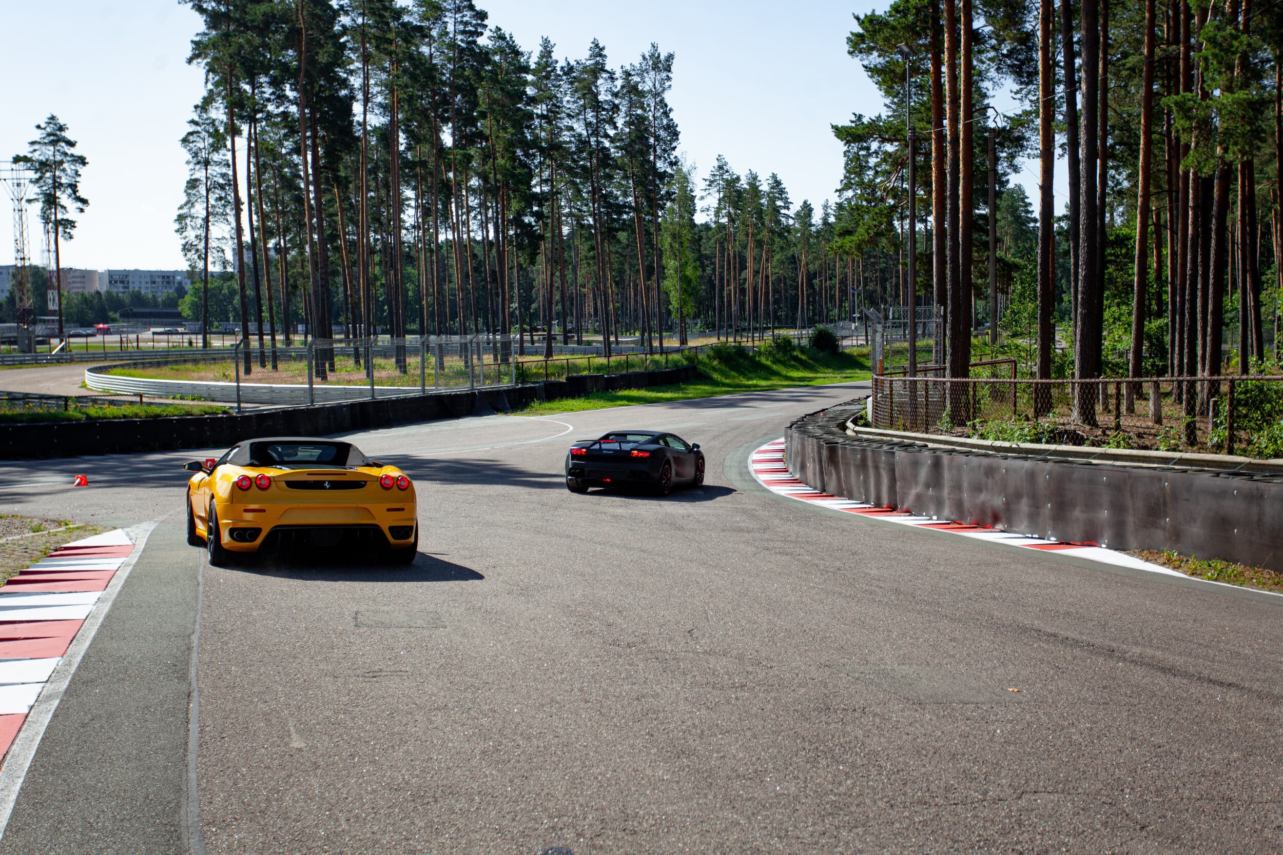 Skriek Ferrari arba Lamborghini Kačerginės „Nemuno žiedo“ trasoje
