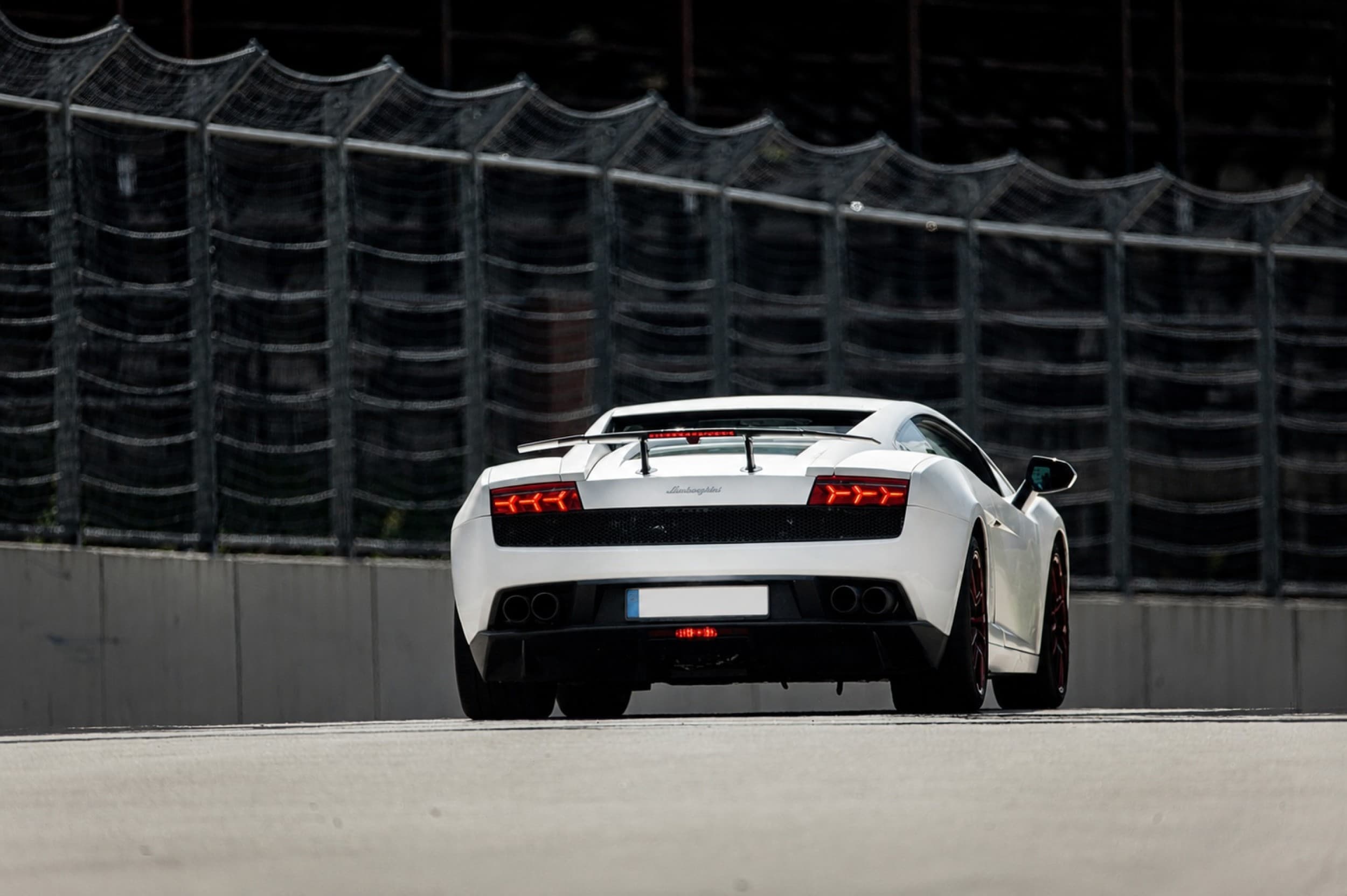 Skriek Ferrari ir Lamborghini Kačerginės „Nemuno žiedo“ trasoje