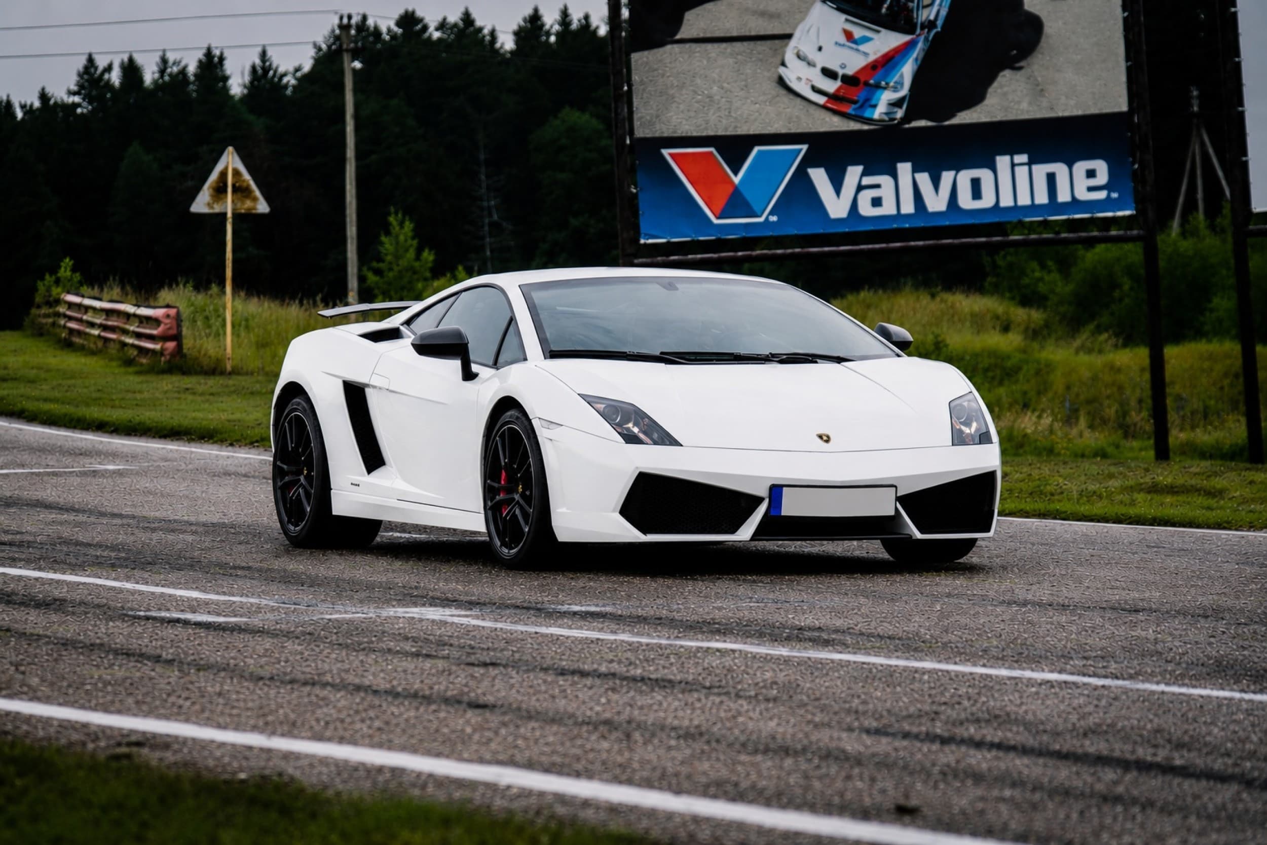 Skriek Ferrari ir Lamborghini Kačerginės „Nemuno žiedo“ trasoje