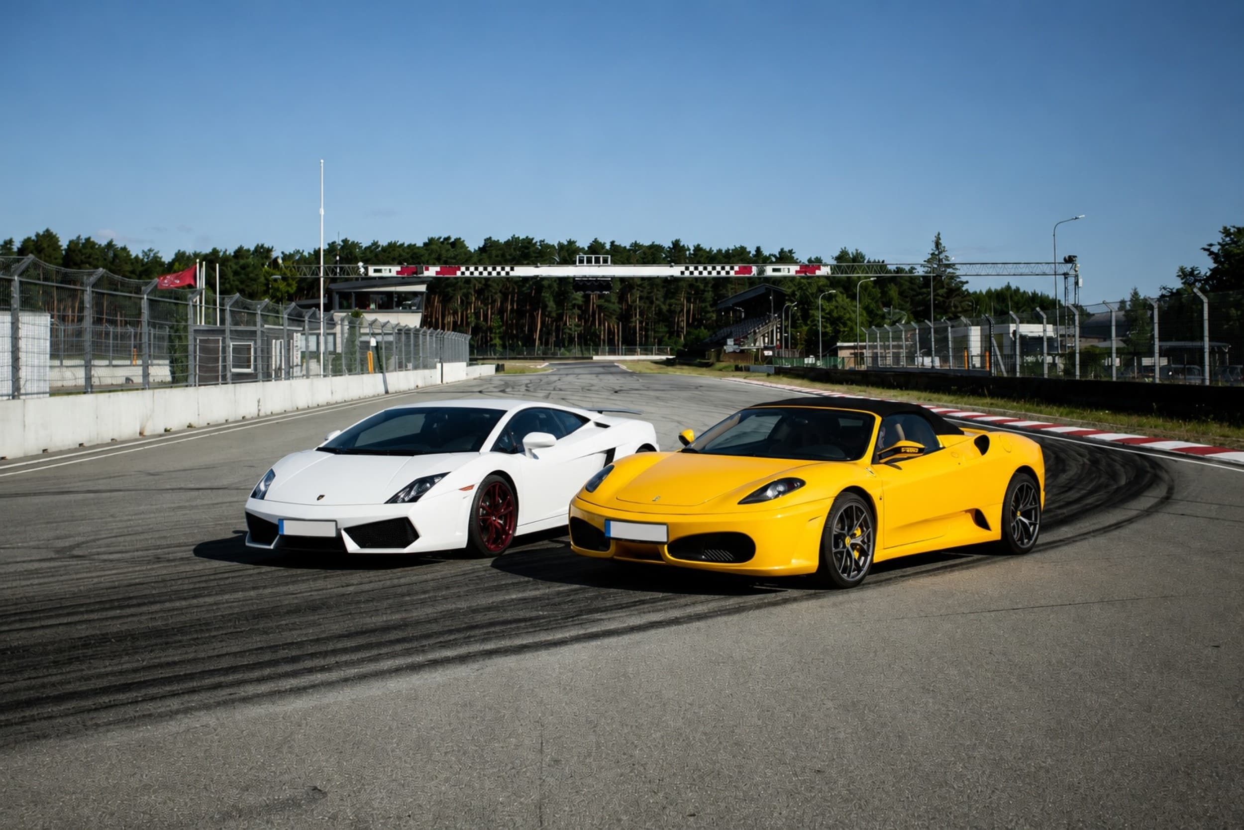 Skriek Ferrari ir Lamborghini Kačerginės „Nemuno žiedo“ trasoje