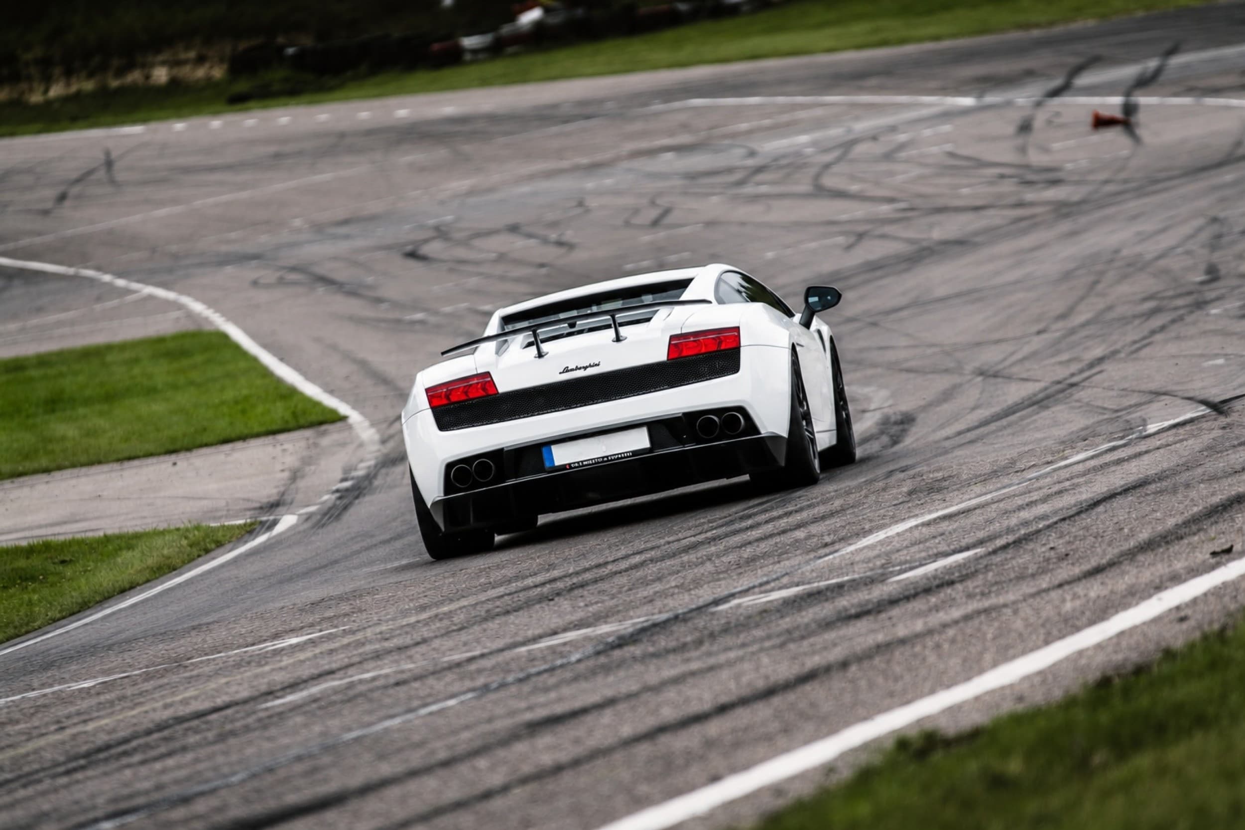 Skriek Ferrari ir Lamborghini Kačerginės „Nemuno žiedo“ trasoje