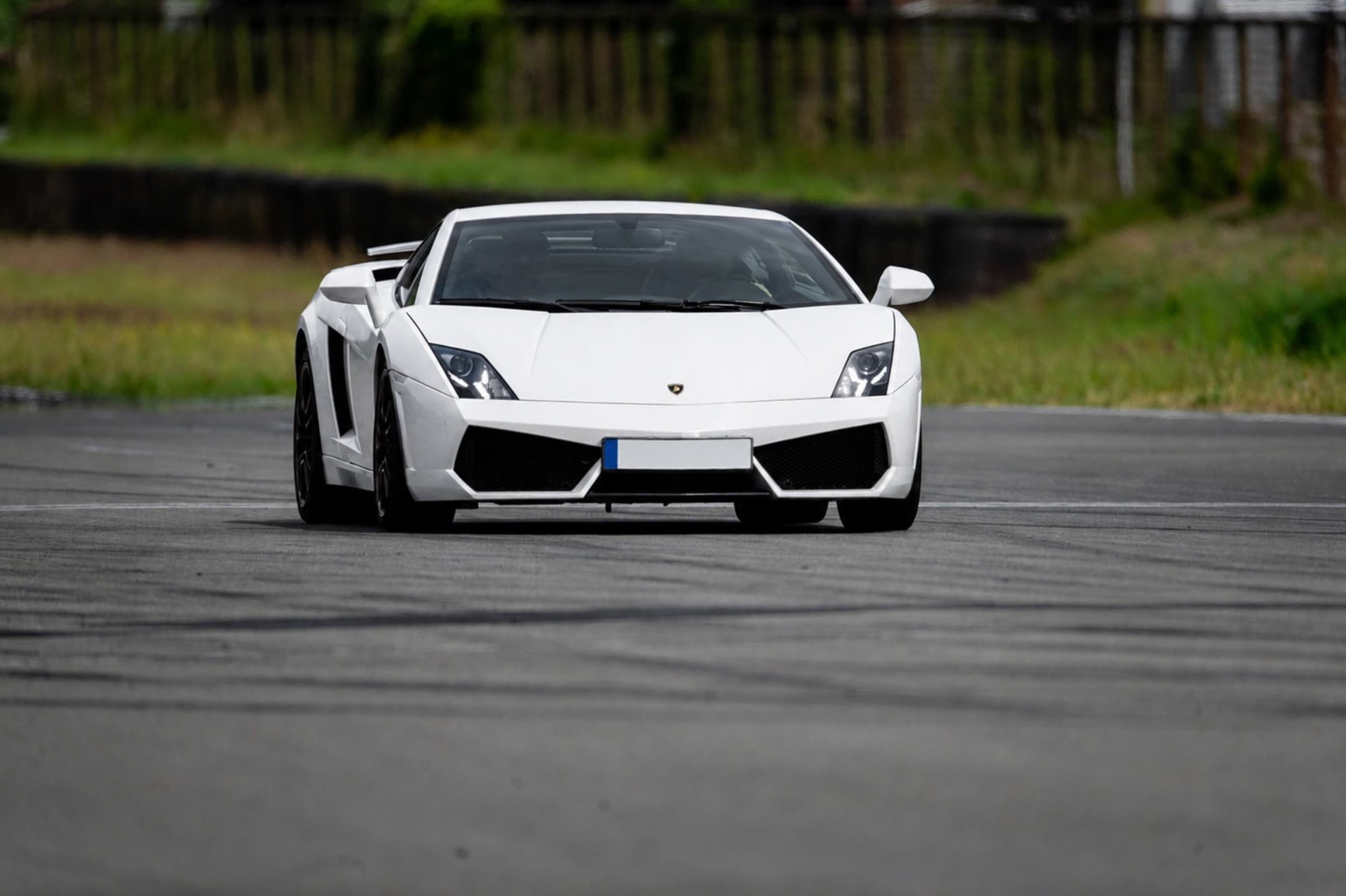 Skriek Ferrari ir Lamborghini Kačerginės „Nemuno žiedo“ trasoje