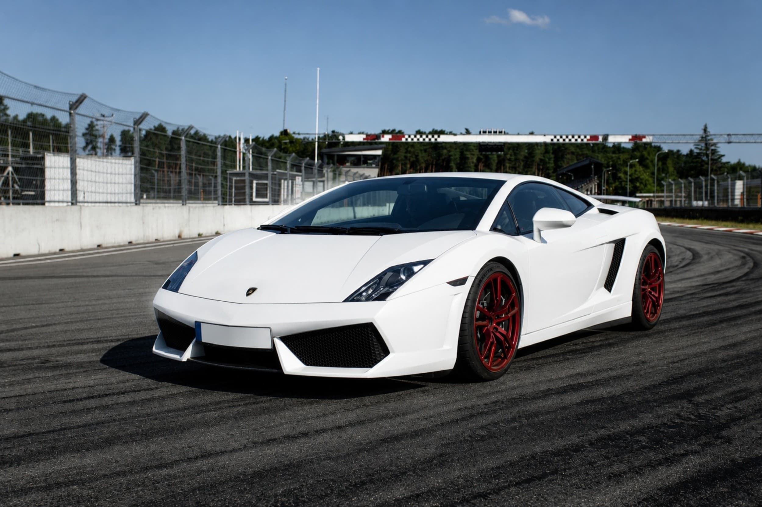 Skriek Ferrari ir Lamborghini Kačerginės „Nemuno žiedo“ trasoje