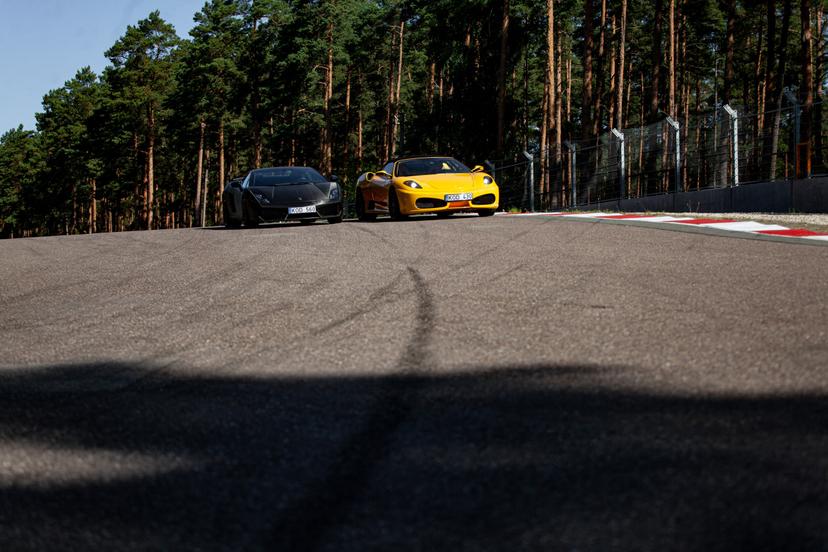 Skriek Ferrari ir Lamborghini Kačerginės „Nemuno žiedo“ trasoje