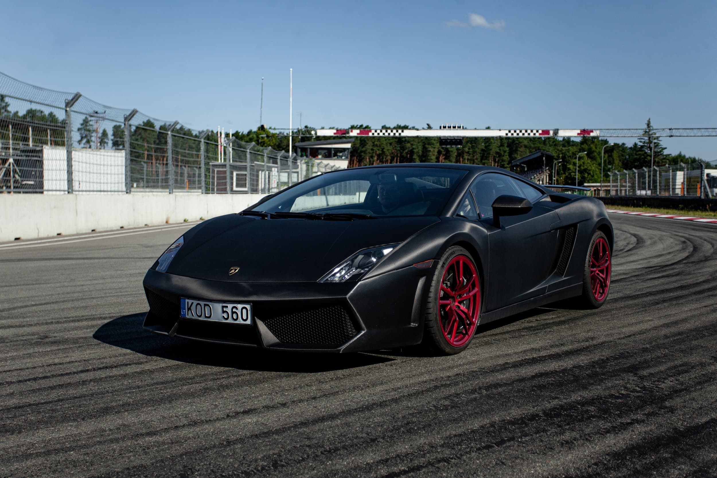 Skriek Ferrari ir Lamborghini Kačerginės „Nemuno žiedo“ trasoje | Laisvalaikio Dovanos