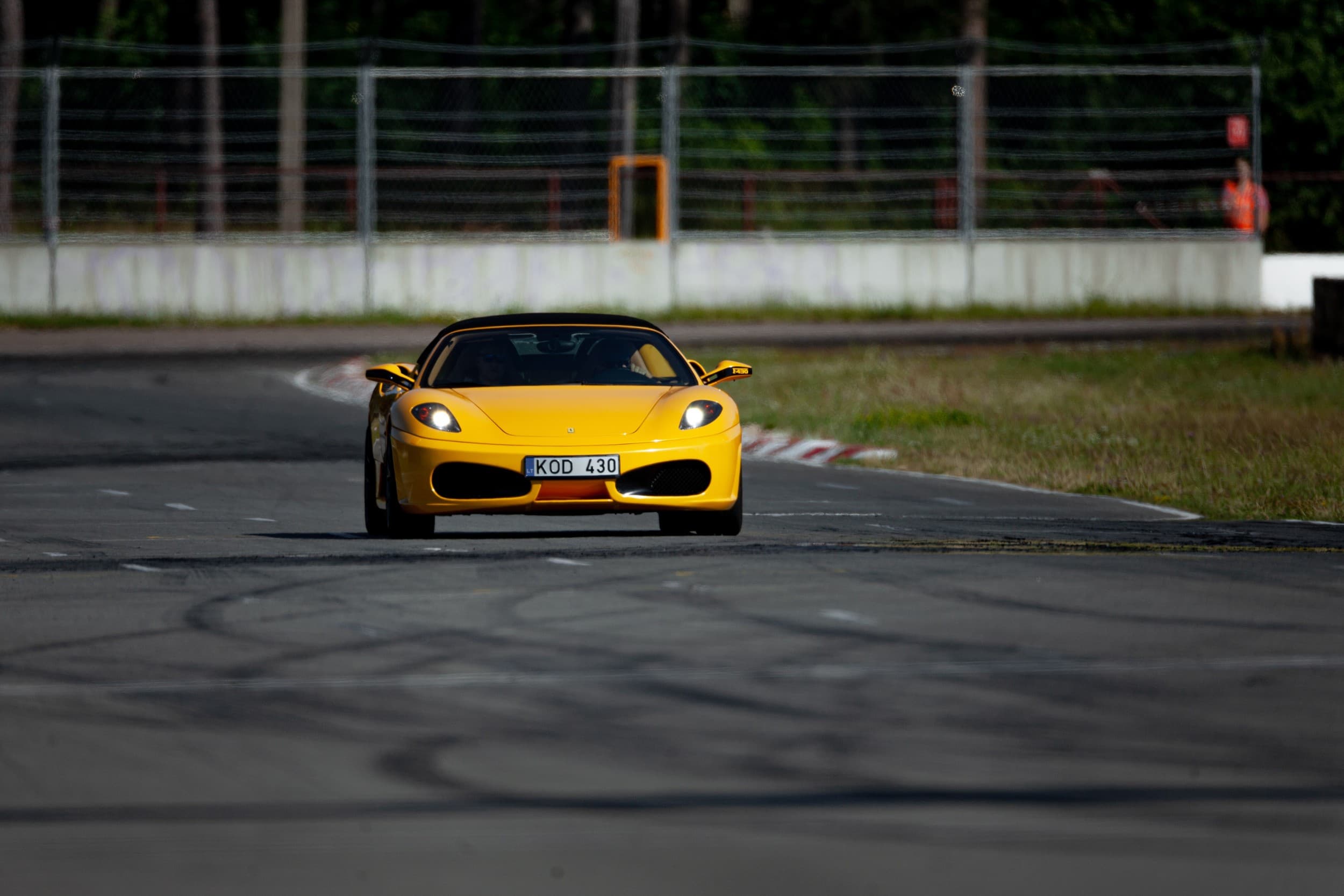 Skriek Ferrari ir Lamborghini Kačerginės „Nemuno žiedo“ trasoje | Laisvalaikio Dovanos