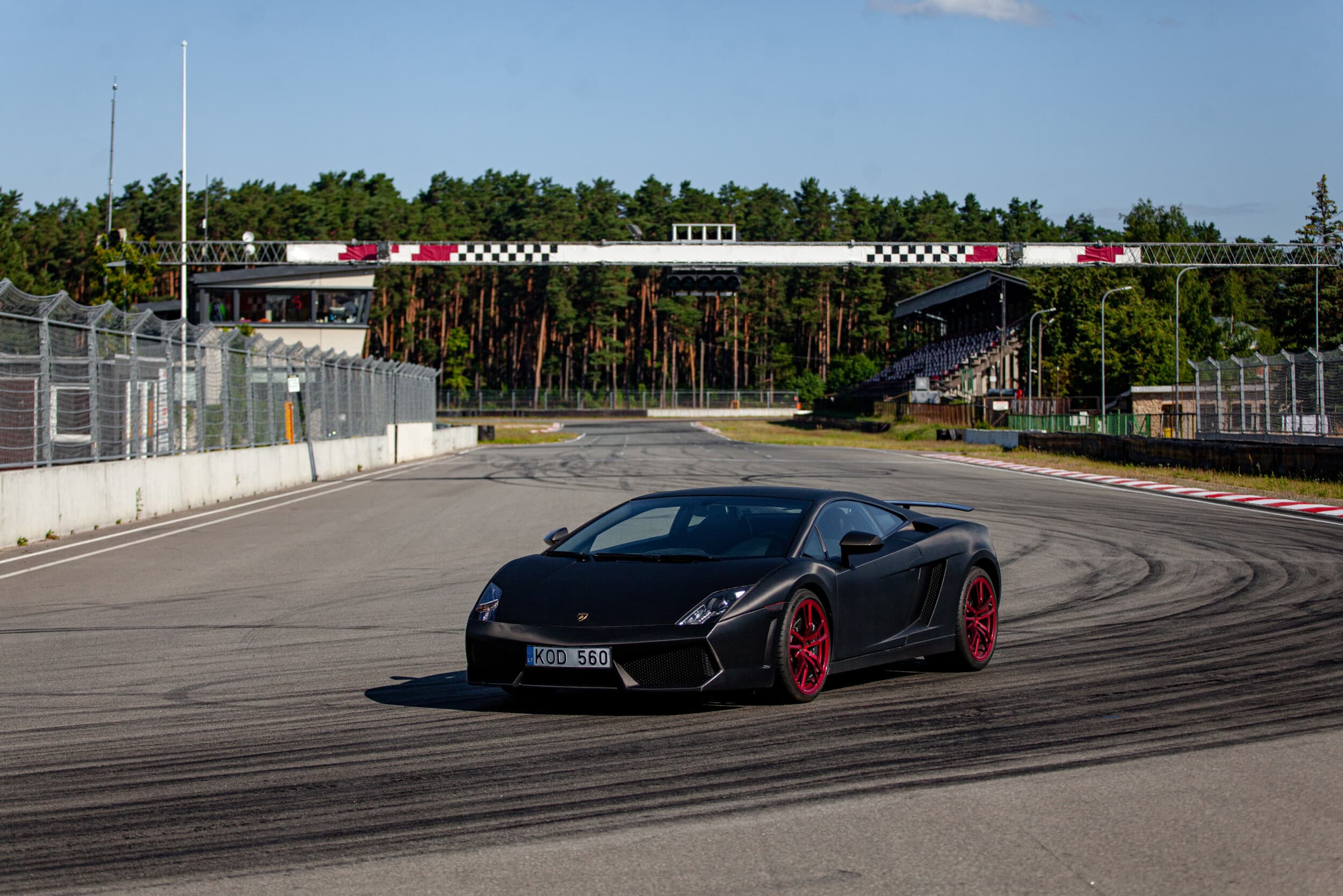 Skriek Ferrari ir Lamborghini Kačerginės „Nemuno žiedo“ trasoje | Laisvalaikio Dovanos