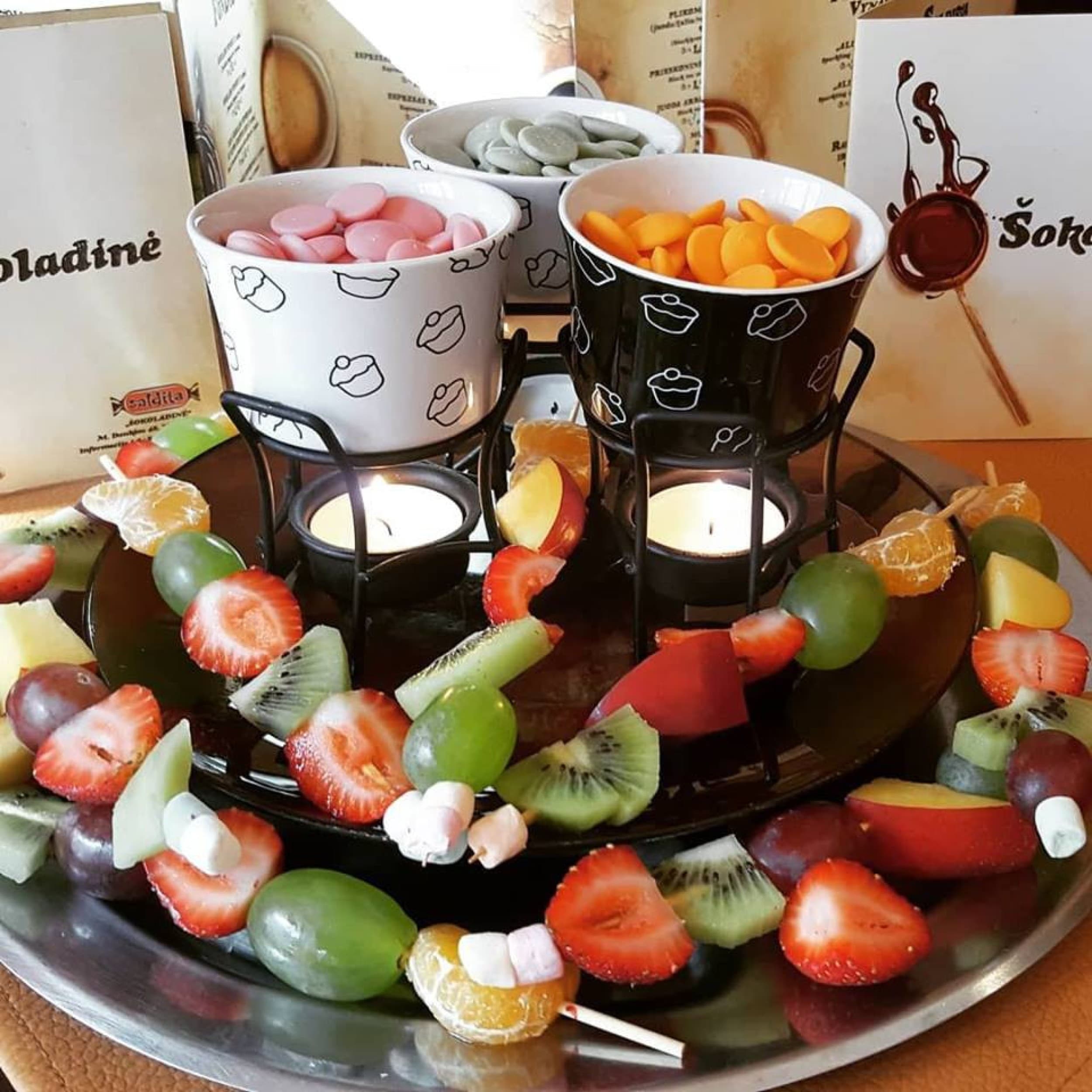Spalvotas šokolado fondiu šeimai