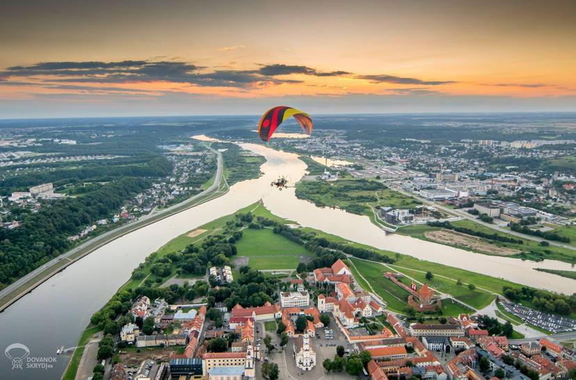 Mokomasis skrydis motorizuotu parasparniu virš Kauno