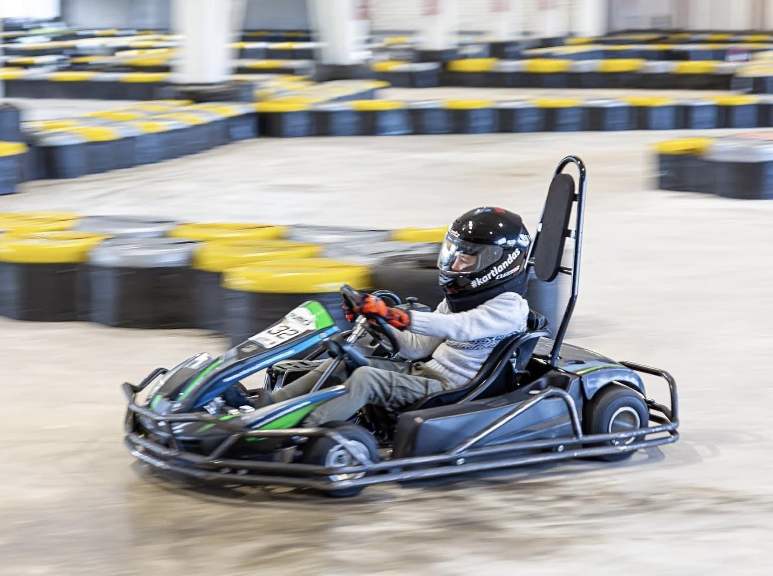Pasivažinėjimas kartingais DVIEM „Kartlande“ (15 min.)