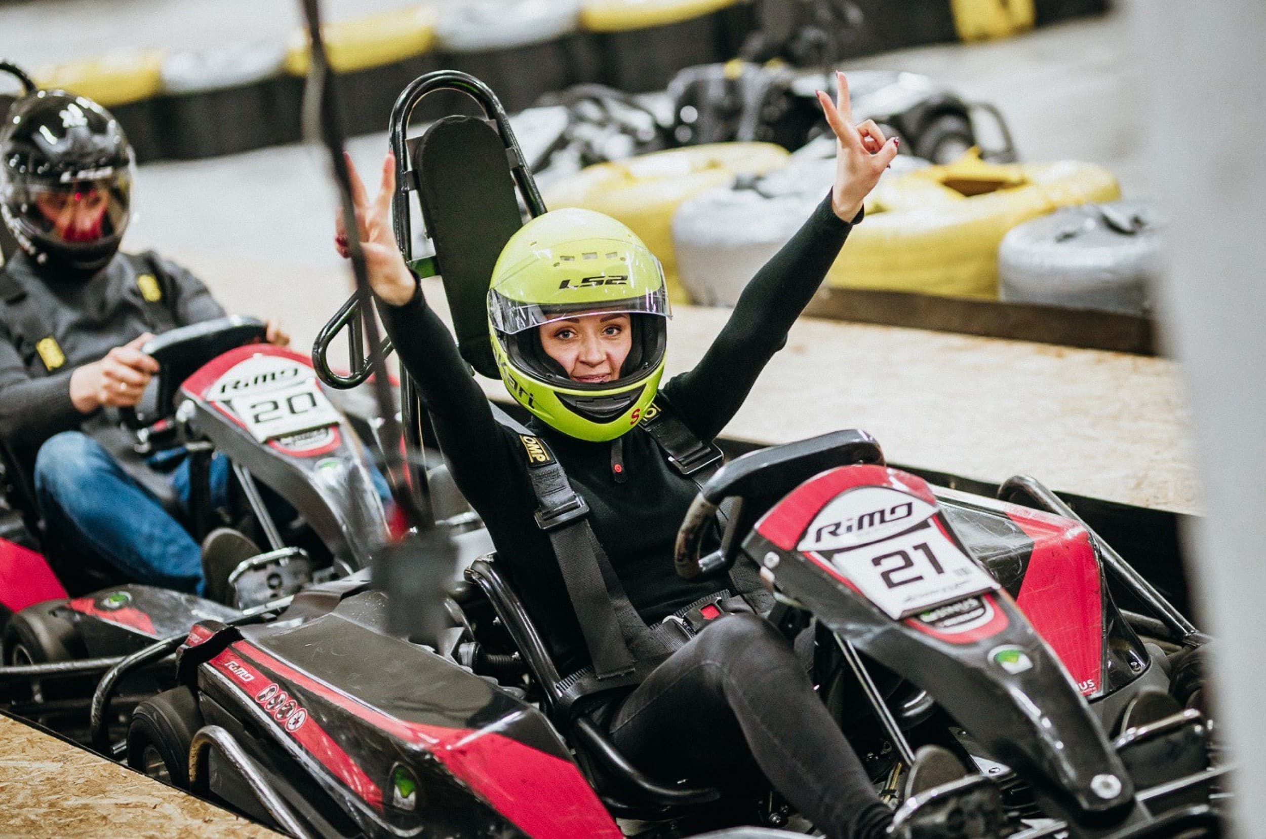 Pasivažinėjimas kartingais DVIEM „Kartlande“ (15 min.)
