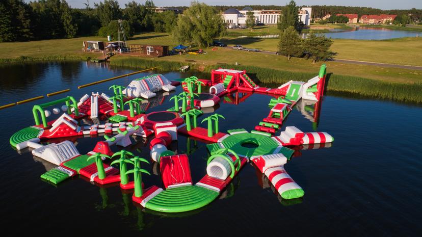 Pramogos vandens batutų parke „Jump Out“ dviem