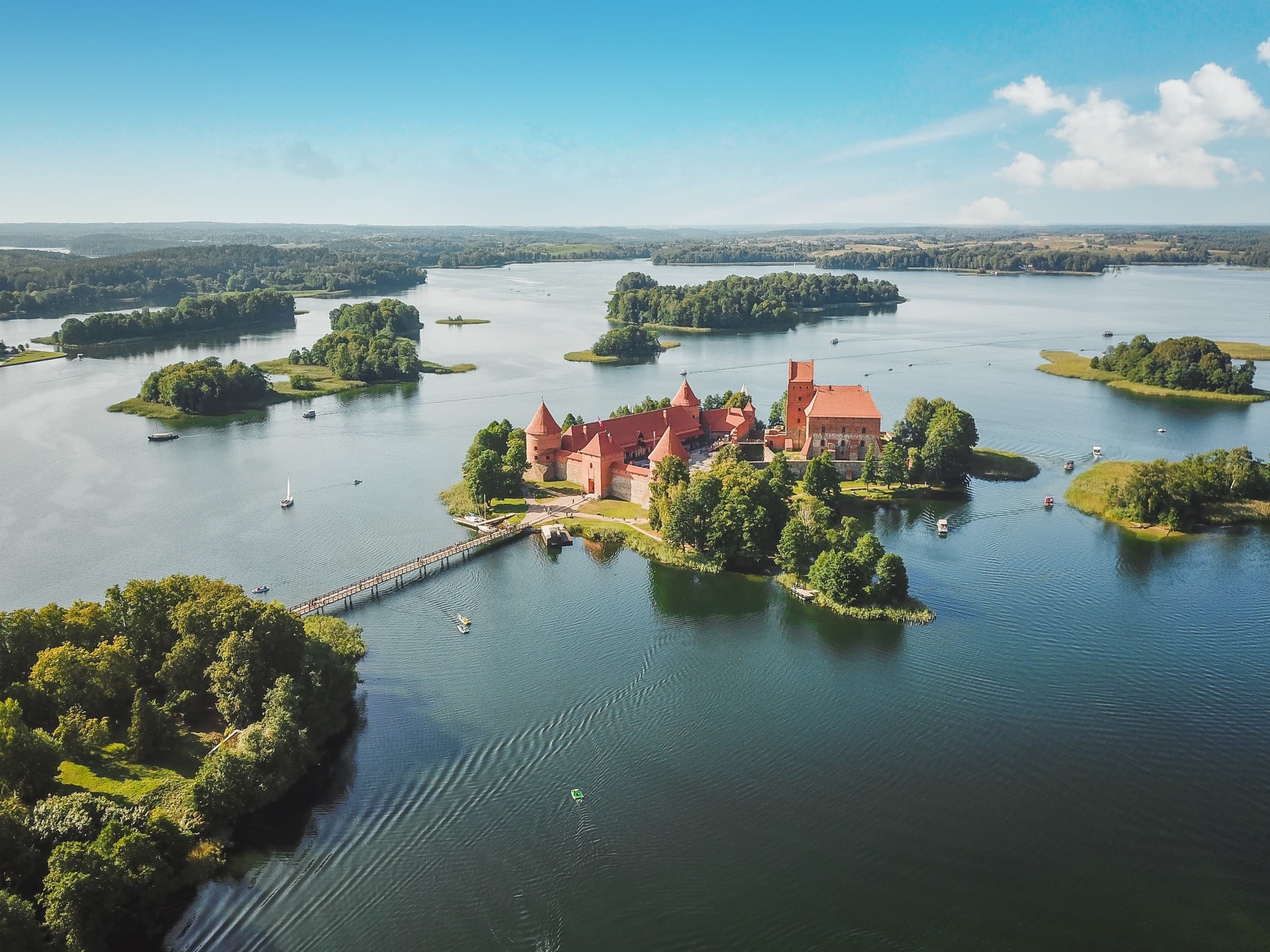 Plaukimas laivu ir kibinų degustacija Trakuose | Laisvalaikio Dovanos