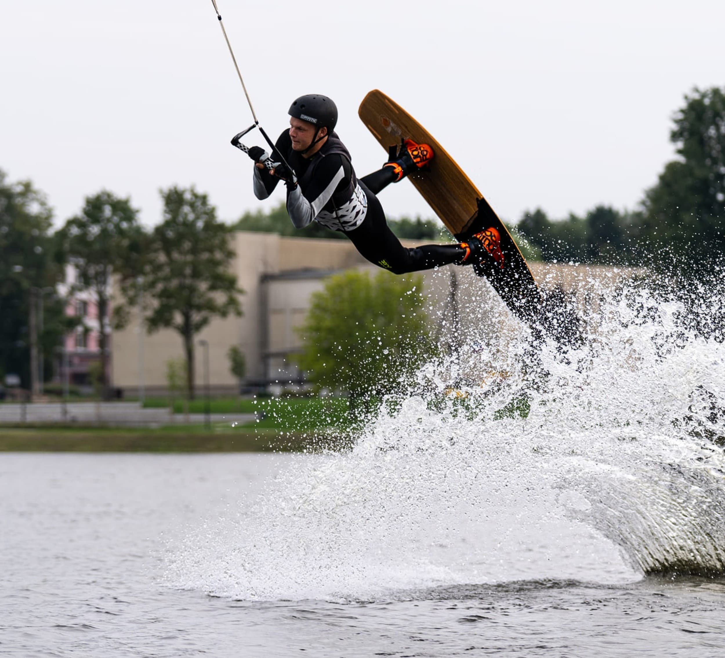 Apsilankymas vandens batutų parke WakeInk keturiems