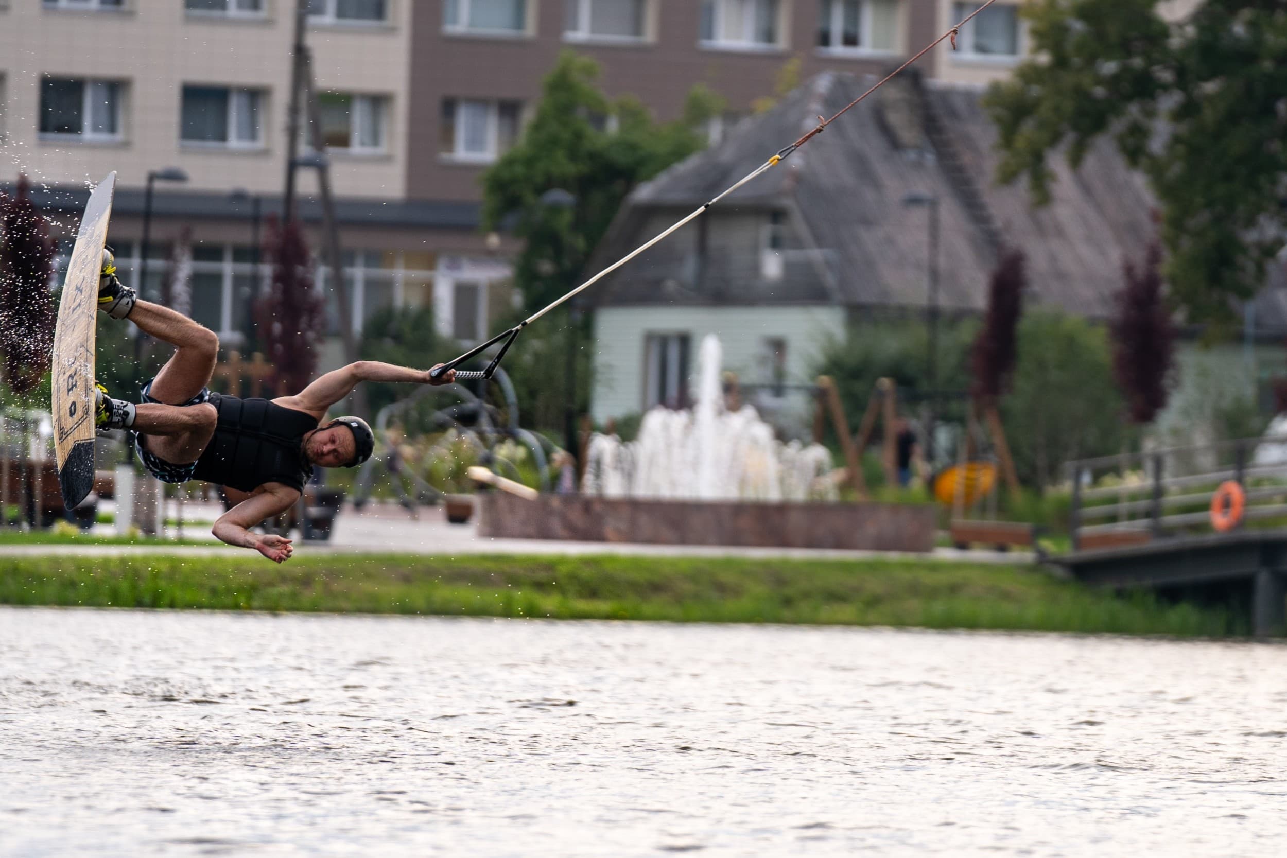 Apsilankymas vandens batutų parke WakeInk keturiems