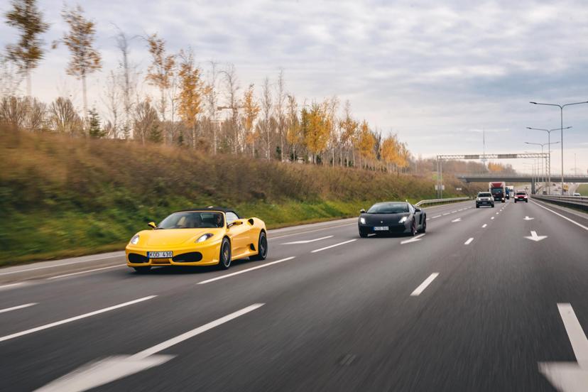 Vairuok Ferrari arba Lamborghini magistralėje