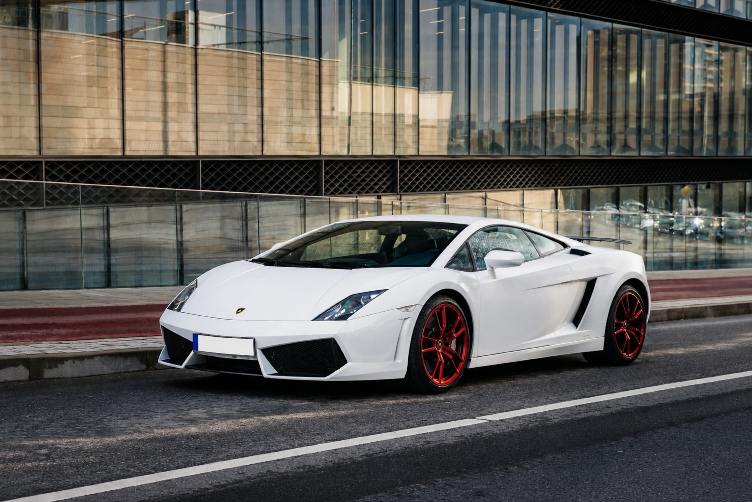 Vairuok Ferrari arba Lamborghini magistralėje