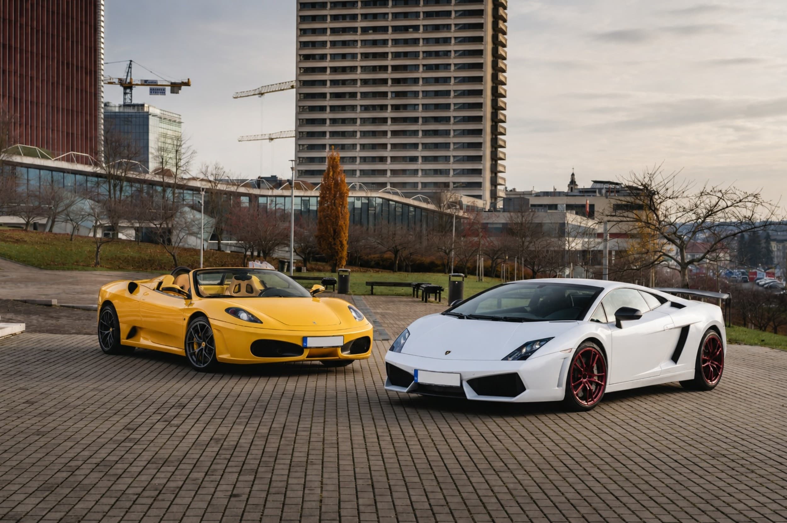 Vairuok Ferrari arba Lamborghini magistralėje