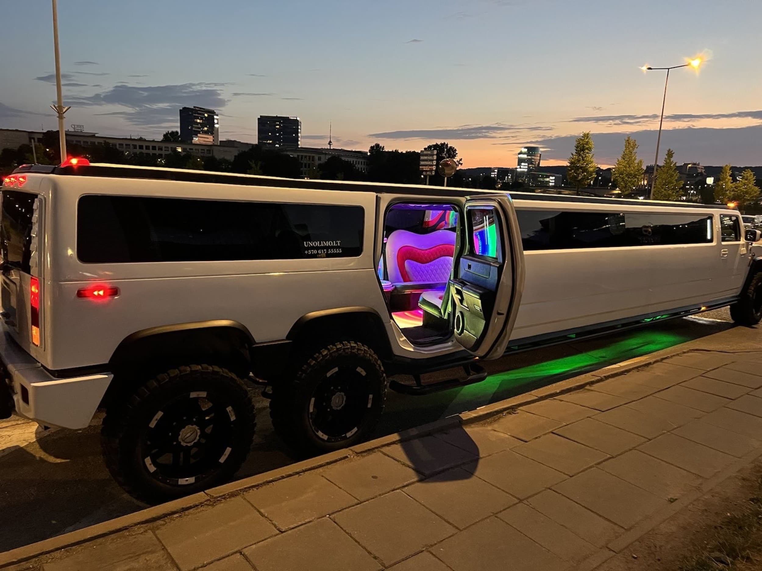 Pasivažinėjimas „Hummer H2“ limuzinu ir šampanas