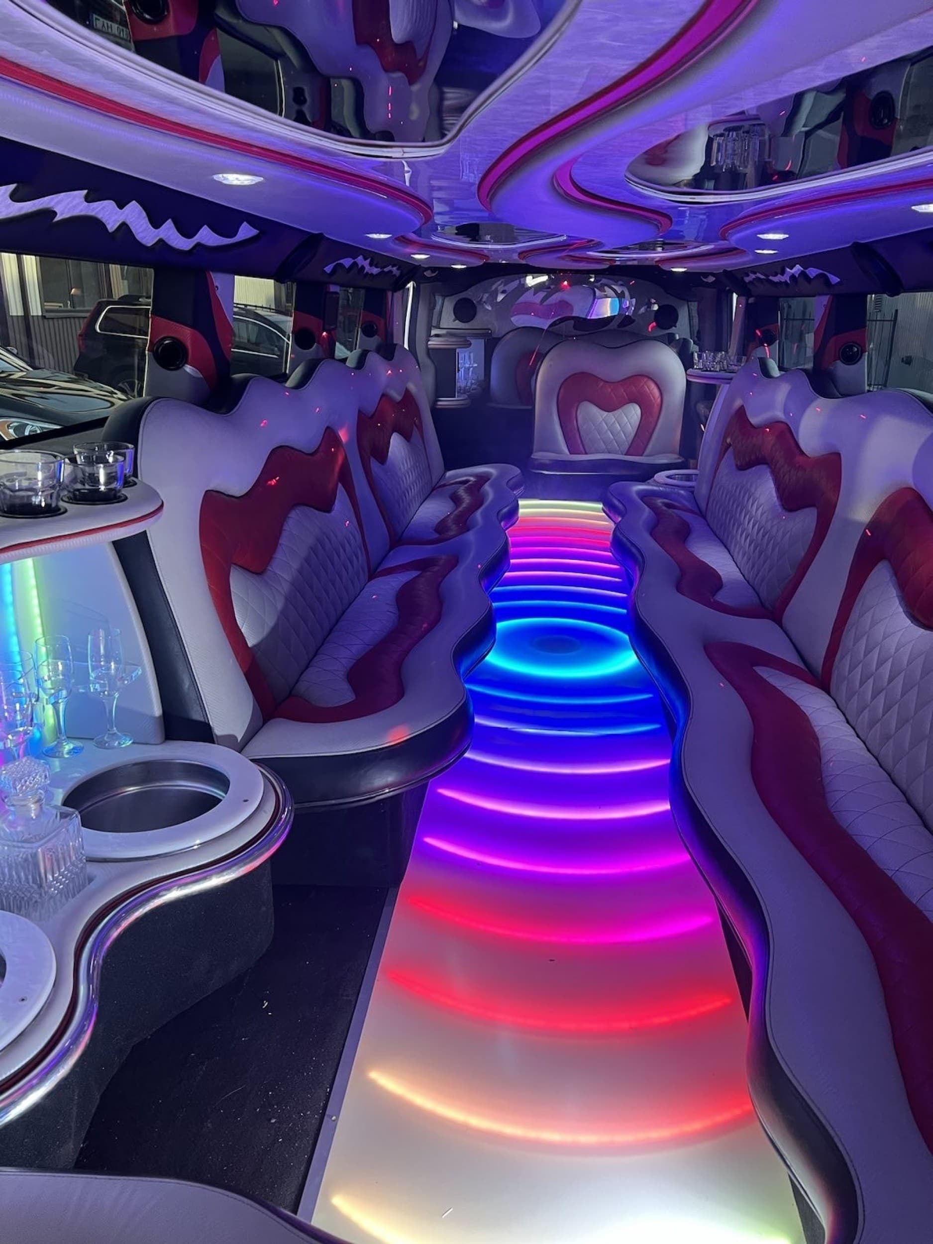 Pasivažinėjimas „Hummer H2“ limuzinu ir šampanas