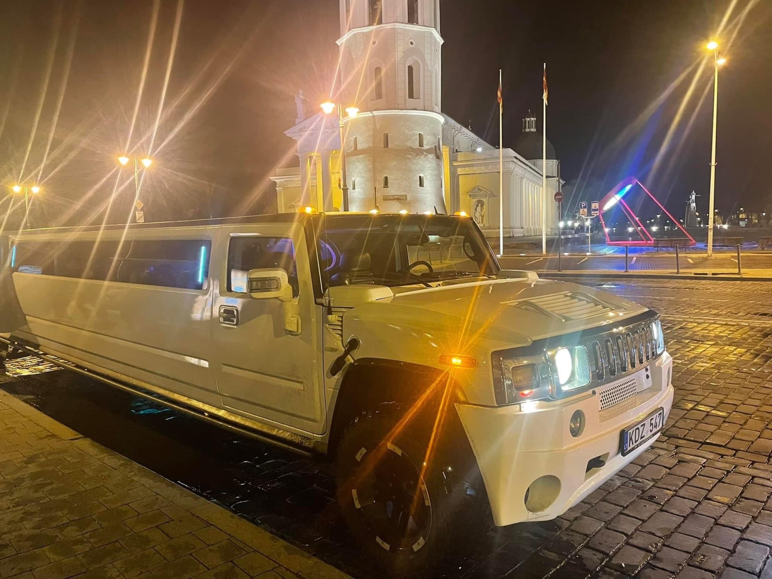 Pasivažinėjimas „Hummer H2“ limuzinu ir šampanas