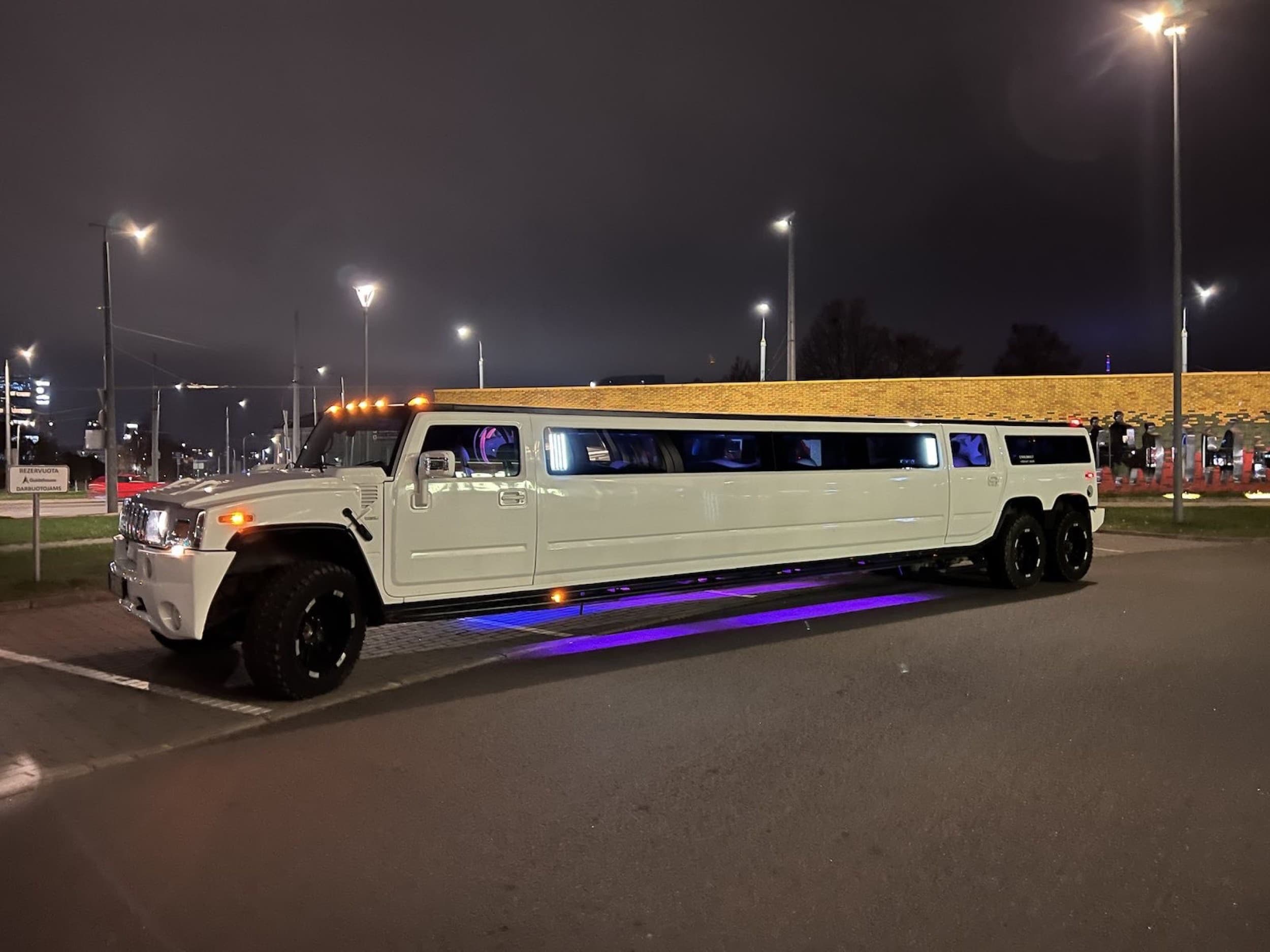 2 val. pasivažinėjimas „Hummer H2“ limuzinu ir šampanas
